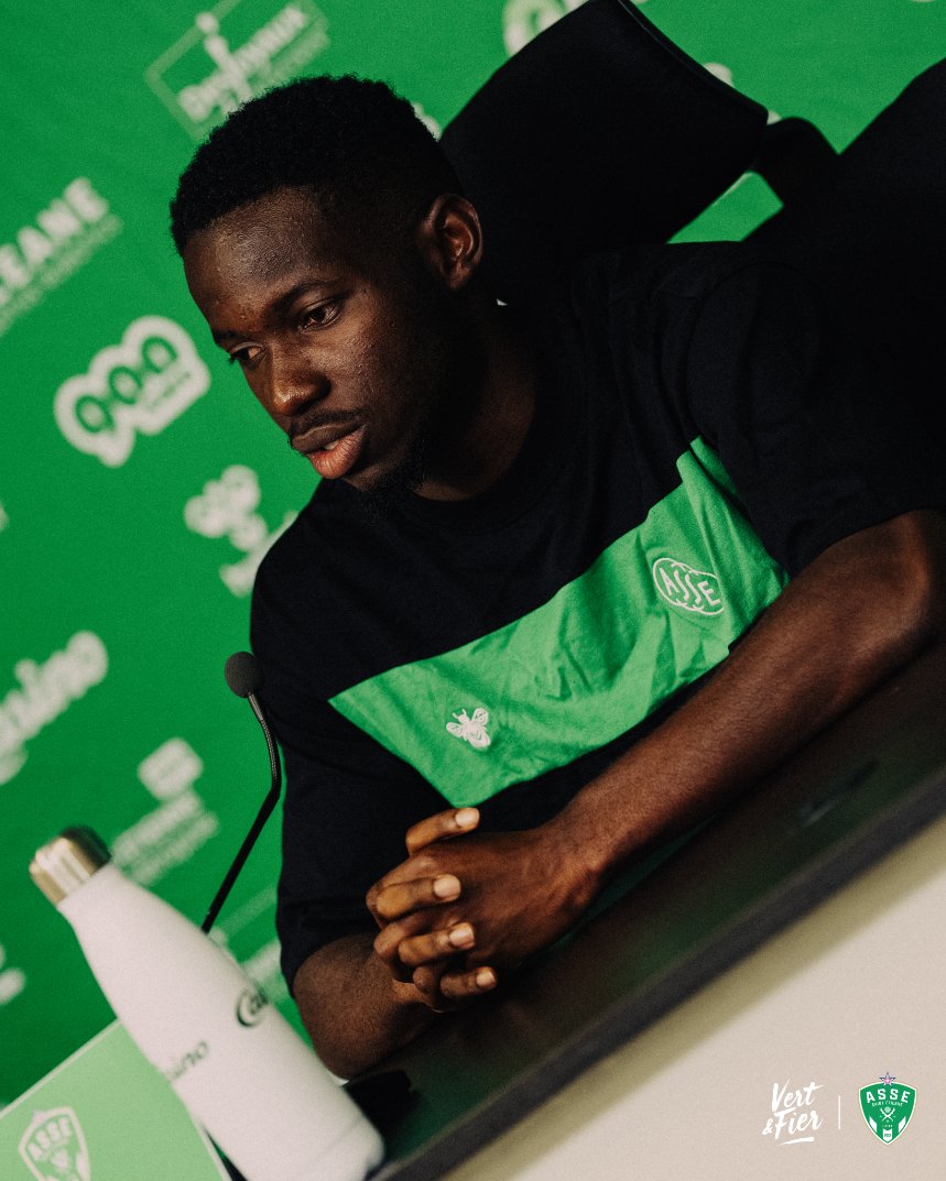ASSEofficiel's tweet photo. 🎙️ Augustine Boakye : "Le coach me demande d’être collectif. De marquer, de faire marquer, d’aider l’équipe. Cet été, il m’a dit m’avoir observé la saison dernière et qu’on pouvait faire de bonnes choses ensemble. Je me suis adapté à son projet, sa tactique." https://t.co/wwmStL1pvy