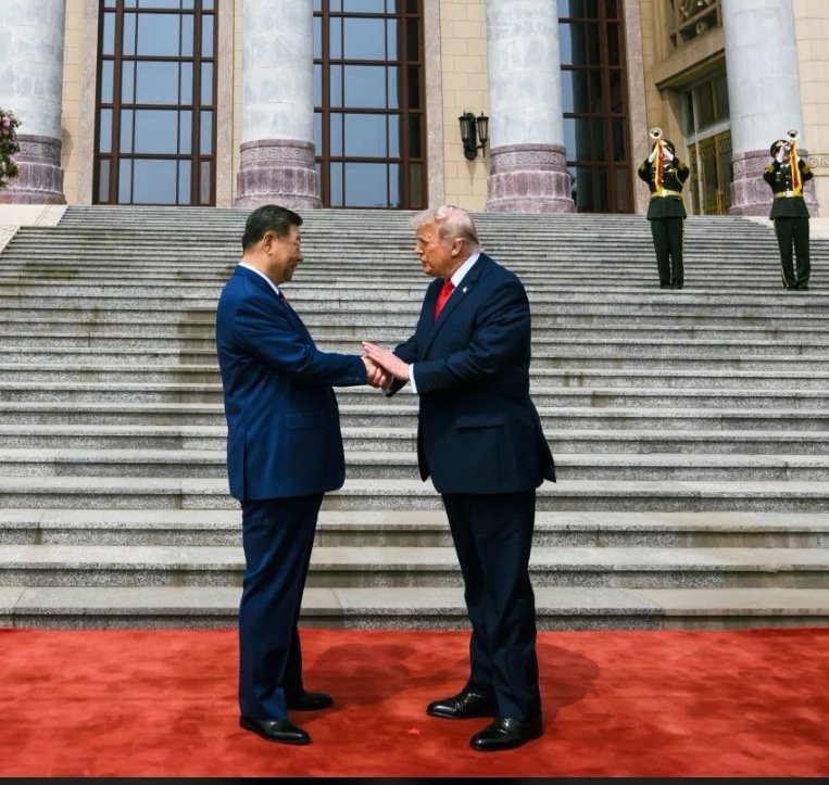 B_1_L's tweet photo. #لغة_الجسد
🇨🇳 الرئيس الصيني  — النمط  المتجمّد
🇺🇸 الرئيس الأمريكي  — نمط التشويش
🇷🇺 الرئيس الروسي  — نمط الرجل المتجمّد ونمط ثبات الإيقاع
ثلاثة نماذج تستخدم أنماطًا مختلفة وفقًا لدراسة حركات لغة الجسد.
لم يعد الأمر مقتصرًا على تطوير أساليب تحليل الحركات والتعبيرات وفهم دلالاتها بل ظهر أتجاه يستفيد من هذه المعرفة في تدريب بعض الشخصيات المهمة على التحكم فيها بهدف استنتاج مشاعر ومواقف يرغبون في ايصالها يشابه تدريب الأشخاص على التعامل مع اختبارات كشف الكذب إذ إن معرفة آليات التحليل تُستخدم في تفادي اكتشاف الإشارات الحقيقية التي يعتمد عليها المحللون يجعل تفسير الإشارات الجسدية أكثر صعوبة.
ومن خلال المتابعة للاعلام ووسائل التواصل الاجتماعي والحضور المباشر لفت انتباهي بعض الأنماط المضادة لدراسة حركات لغة الجسد للحد من معرفة المشاعر او المواقف الحقيقية
فيما يلي بعض أبرز هذه الأنماط:
1️⃣ نمط الرجل المتجمّد (Frozen Man): ويُقصد به الحالة التي يبدو فيها الشخص وكأنه متجمّد في مجمل حركات جسده وتصرفاته فلا تقتصر ملامح هذا النمط على ثبات تعابير الوجه بل تشمل أيضًا حركات اليدين وطريقة المشي والخطوات وأسلوب الوقوف وحركة الجسد عموما وحتى طريقة الحديث وإلقاء الخطاب وتبدو هذه الحركات والتعبيرات محدودة التغيّر وكأن الشخص يحافظ على هيئة ثابتة في مختلف المواقف
2️⃣ نمط التشويش (Confounding the Reading): يقوم هذا النمط على تصرفات وحركات جسدية غير مألوفة في سياق الموقف يصعب فهم سببها أو تفسير دلالتها مما يربك المراقب ويجعل قراءة لغة الجسد أكثر صعوبة وقد يظهر ذلك في المقابلات الصحفية عندما يُوجَّه سؤال إليه فيجيب بسره بسؤال المراسل عن اسمه أو القناة أو الجهة التي يعمل بها فيجد المراقب صعوبة في تحديد ما إذا كانت ردة فعله مرتبطة بالسؤال نفسه أم بالمراسل أم بالجهة الاعلامية التي يمثلها وقد يظهر أيضًا في حركات وإشارات جسدية غير مألوفة أثناء اللقاءات الرسمية إذ لا تبدو للحركة دلالة واضحة تتناسب مع سياق الموقف وتكمن فكرة هذا النمط في أن التصرف غير المألوف قد يحول دون تفسير الحركة التي يحاول المراقب فهمها فهي ليست ردة فعل معاكسة للشعور الحقيقي.
3️⃣ النمط الانعكاسي (Opposite Reaction Pattern): يظهر هذا النمط عندما يكون الشخص مدركًا لوجود من يراقب لغة الجسد فيحاول إظهار شعور معاكس لما يشعر به فعليًا وليس من الضروري أن يكون قد تلقّى تدريبًا فقد يكون لديه فقط إدراك بأن هناك من يحاول قراءة مشاعره.
وغالبًا ما يمكن اكتشاف هذا الأسلوب من خلال التفاصيل الصغيرة التي لا ينتبه لها الشخص فحتى لو أظهر الثقة قد تكشف بعض الإشارات الدقيقة عن التوتر وإذا أظهر الفرح فقد تكشف تفاصيل بسيطة أن الفرح غير حقيقي والعكس صحيح. أما عندما تتوافق الإشارات الدقيقة مع المظهر العام فإن ذلك يدعم أن الشعور الظاهر حقيقي وغالبًا أن أصحاب هذا النمط لا يفضلون الخطابات الإعلامية المباشرة أو النقاشات على الهواء ولكن تجدهم غالبًا في الصور الثابتة أو المقاطع القصيرة أو الكلمات المسجلة. 
4️⃣ نمط ثبات الإيقاع (Consistency of Rhythm): يقوم على استمرار الشخص في أسلوب حركي متقارب عبر مواقف مختلفة فهو ليس متجمّدًا بل يتحرك ويتفاعل لكن بإيقاع ثابت يصعب معه استنتاج مشاعره من حركاته وحدها ويمكن ملاحظة ذلك في بعض مواقف الرئيس الروسي فلاديمير بوتين سواء في حركاته بالقلم أثناء الاجتماعات مع المسؤولين والرؤساء أو في تعامله مع كلبه «كوني» الذي ظهر في بعض لقاءاته الرسمية ويجمع بوتين بين هذا النمط ونمط الرجل المتجمّد وهو ما دفع بعض العامة إلى تداول شائعات عن وجود بدلاء له في مفارقة ساخرة تعكس مدى إتقانه للنمطين وقد تسهم خلفيته الاستخباراتية السابقة في تفسير قدرته على التحكم في سلوكه الظاهر.
ختاماً أتقدّم باعتذاري إلى لفخامة الرؤساء إن كان في إطلاق هذه المسميات وتطبيق هذه الأنماط على أشخاصهم ما قد يُفهم على غير مقصده فالغرض هو الملاحظة والتحليل في إطار دراسة حركات لغة الجسد لا للإساءة إليهم أو الانتقاص منهم.

خلصنا وماذكرت مثالًا على النمط الانعكاسي تحديدًا لأنه منتشر بكثرة فمن سترون أنه متوافق مع هذا النمط؟ 
يسعدني ويساعدني معرفة تفاعلكم وملاحظاتكم مع التأكيد أن هذا الطرح يأتي في إطار دراسة حركات لغة الجسد وليس أداةً للتصنيف الجازم للأشخاص أو الانتقاص منهم أو من أصدقائكم وانما دعوة للتأمل والدراسة ولا تمنحنا حق إصدار الأحكام.
هذا ما وجدته في بعض القصاصات والأوراق المتناثرة على أطراف مكتبي من ملاحظات وتأملات في دراسة حركات لغة الجسد وليست أحكامًا قطعية على الأشخاص أو نواياهم وتذكّروا دائمًا أن ما أكتبه هو أقرب إلى الخطأ منه إلى الصواب.
#الفكرة_الجيدة نحتاج أن ندرسها
#الفكرة_القوية لا تخشى المراجعة والنقد