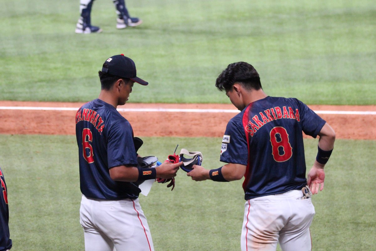 yoshida0531a's tweet photo. 攻守交代の時だったでしょうか。阪神榊原さんと谷端さん https://t.co/5B5lXiuTFk