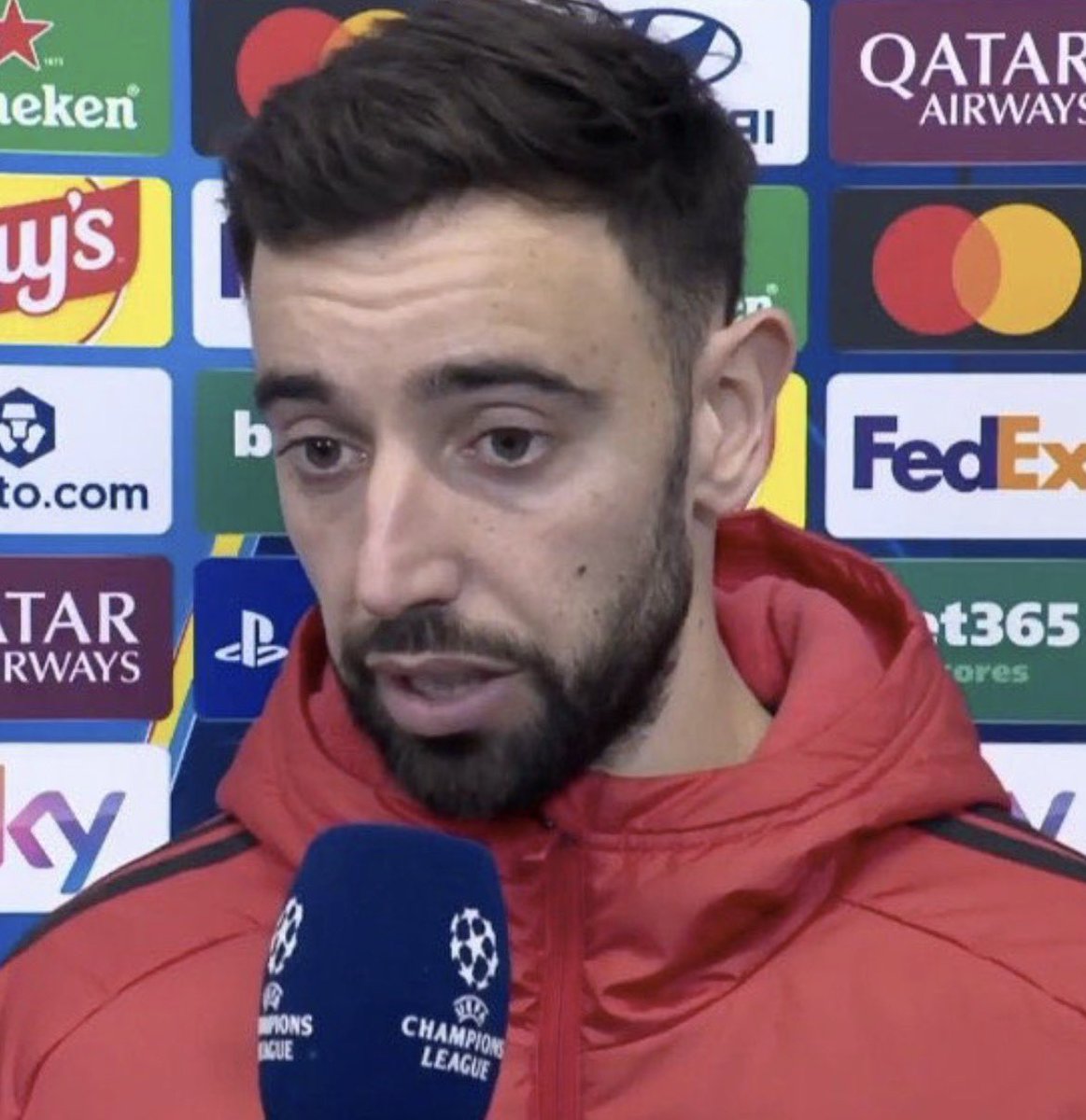 utdshows's tweet photo. 🚨🎙️ Andy Cole on Bruno Fernandes’ comments after Manchester United’s defeat to Como:

🗣️ Andy Cole: “The player is telling you the coach asked them to sit back and let Como have the ball. 🤦‍♂️

Tell me, how does a Manchester United manager tell his players to sit back against Como? Not PSG, not Barcelona, not Arsenal… COMO! 😭💀

Anyone who watched that game knows Bruno was stating the obvious. He kept telling his teammates to close the spaces and mark their men, but they weren’t listening. How can you blame him for speaking the truth?”