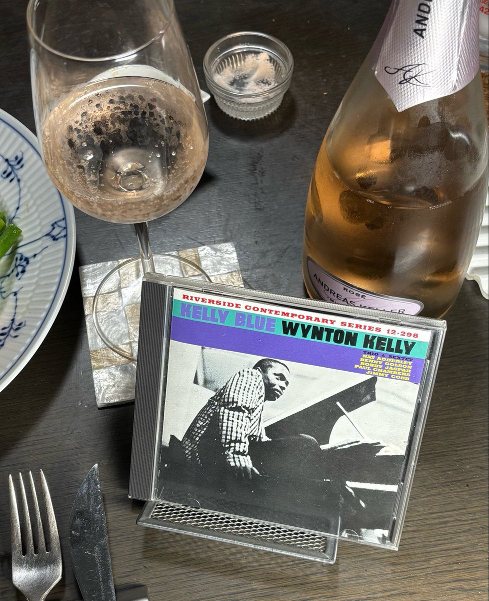 m_rinji's tweet photo. ワインタイムは鶏ムネ肉ロール・ホオズキとインゲン添え(全て妻作)です。ワインはイタリア産ロゼのスパークリング、音楽はウィントン・ケリー KELLY BLUE を合わせています https://t.co/mPhA54b34j