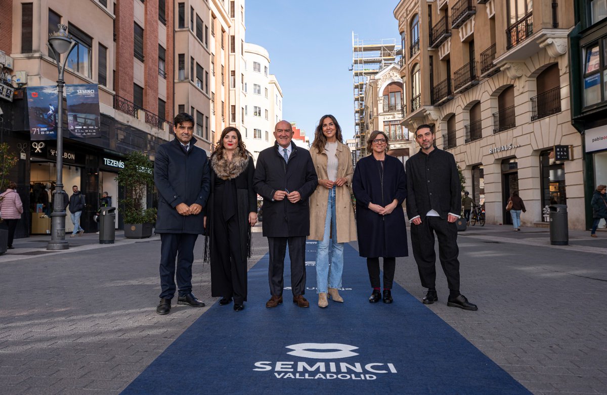 Seminci_oficial's tweet photo. Todo listo para que empiece la mejor semana del año en Valladolid. 🙂‍↔️

La alfombra de @UnicajaBanco ya recorre las calles de la ciudad, el Espacio Seminci abre sus puertas, el alcalde de Valladolid, Jesús Julio Carnero, y la concejala de Turismo, Eventos y Marca Ciudad del @AyuntamientoVLL, Blanca Jiménez, retiran sus acreditaciones y el pastel de Confiteros Valladolid cautiva a más de uno...

🔥 Esto solo puede significar una cosa... ¡Empieza la #71Seminci!