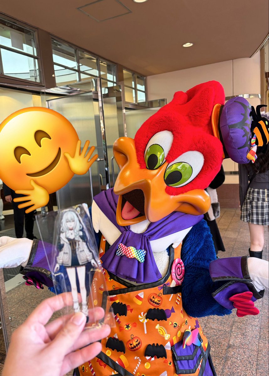 muteky0125's tweet photo. というわけで今日の思い出たち。
切り抜き動画見てうつろちゃんが果たせなかったことを分霊であるアクスタと一緒に果たそう！で急遽行くこと決めたユニバだけどなんやかんや僕自身めちゃくちゃ楽しんでたわね。だけどニンテンドーエリアにドンキーに、ウッドペッカーとの写真も撮れたからよかたよかた https://t.co/4OfqqP3X9N