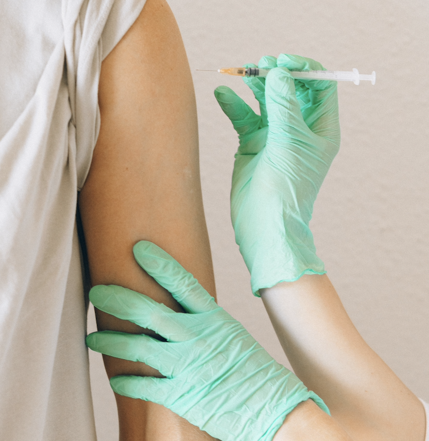 LMPositif's tweet photo. 🇨🇵💉 Un vaccin français pourrait aider le système immunitaire à combattre le cancer ! Après 15 ans de recherche, le vaccin thérapeutique UCPVax montre des résultats prometteurs en stimulant les défenses immunitaires de patients atteints de cancer. De nouveaux essais sont en préparation pour confirmer son potentiel et, peut-être, ouvrir la voie à de nouvelles options de traitement. 🔬(UCPVax)

📸 image d'illustration