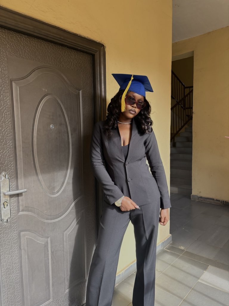 fabulousirl's tweet photo. lowkey have a bachelor’s degree https://t.co/Iw04iiDRn5