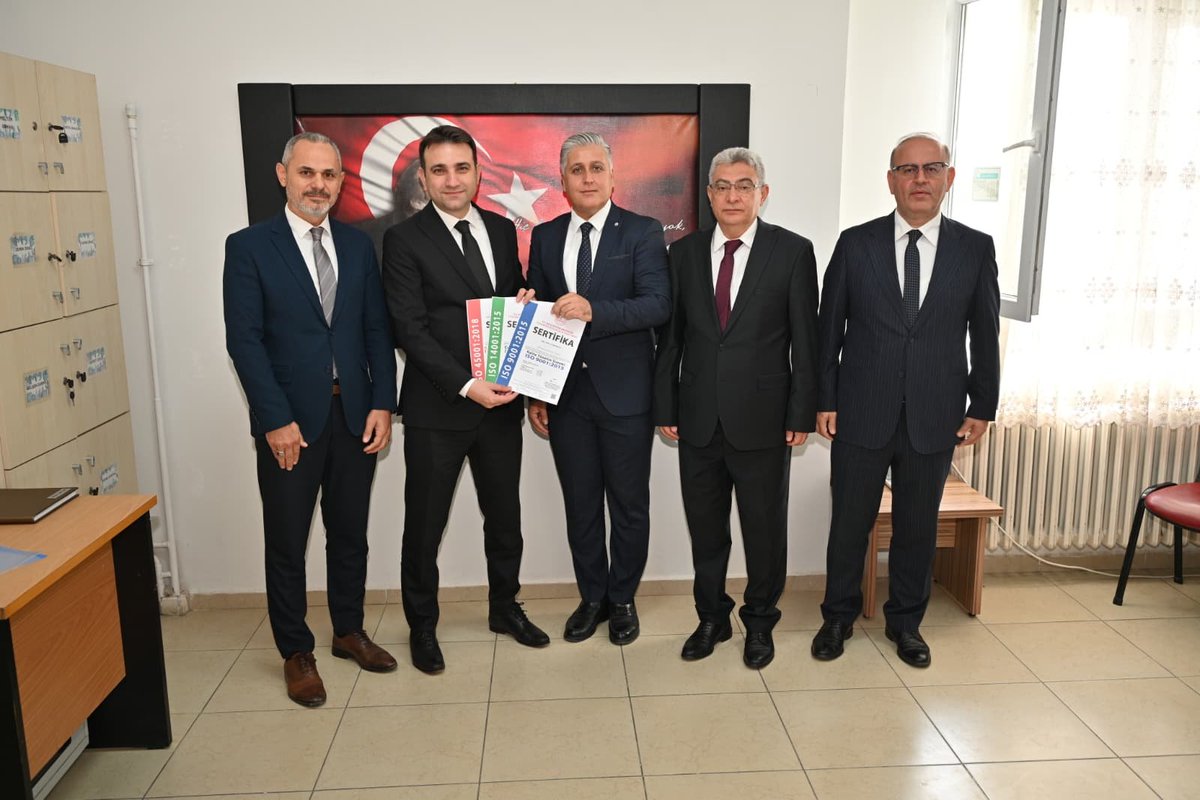 Aydin_MEM's tweet photo. 🏫 Müdürümüz Sayın Mehmet YİĞİT, Çine Akçaova İlkokulunu ziyaret ederek eğitim ailemiz ve öğrencilerimizle bir araya geldi.

🎈 “Maarifin Kalbinde Oyun” etkinlikleri kapsamında öğrencilerimizin okul bahçesinde neşe ve heyecanla gerçekleştirdikleri oyunları izleyen Müdürümüz, çocuklarımızın mutluluğuna ortak oldu. Ardından öğretmenler odasında meslektaşlarımızla bir araya gelerek samimi bir sohbet gerçekleştirdi. 📚

🏆 Okulumuzun titiz çalışmalarının ve nitelikli yönetim anlayışının bir göstergesi olan İSO belgesini okul idaremize takdim eden Müdürümüz, bu başarıda emeği geçen tüm yönetici ve öğretmenlerimizi tebrik etti. 

📍Çine Akçaova İlkokulu

#MaarifinKalbindeOyun 

@tcmeb 
@Yusuf__Tekin 
@mehmetyigitmem