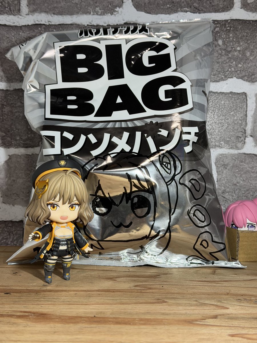 DollButlervcf8's tweet photo. DORO 「上出来!!!」

アニス「誰よ!!私のポテチに落書きしたの!?」
DORO「.........」 https://t.co/glbdKQzM5q