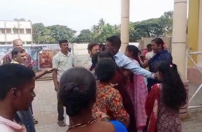 VistaraNews's tweet photo. ‘ಪ್ರೇಮದ ಊರಲಿ’ ಸಿನಿಮಾ ಟಿಕೆಟ್​ಗಾಗಿ ಮಹಿಳೆಯರ ಕಿತ್ತಾಟ ; ಥಿಯೇಟರ್ ಮುಂದೆಯೇ ಹೈಡ್ರಾಮಾ 

ಸುದ್ದಿ ಲಿಂಕ್​ :  https://t.co/ulM9b2VxjQ 

#PremadaOorali #KannadaMovie #MovieRelease #TicketRush #CinemaNews #KannadaCinema #MovieFans #TheatreChaos #TrendingNews #pnsvistara #LatestNews https://t.co/pxLXTjwmgb