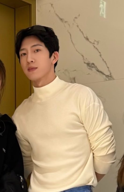 zjdnl's tweet photo. 나 우연히만난팬이랑사진찍어주는정백연콤 잇음
오늘흰목티개좋다…./// https://t.co/3xCUnNNoh9