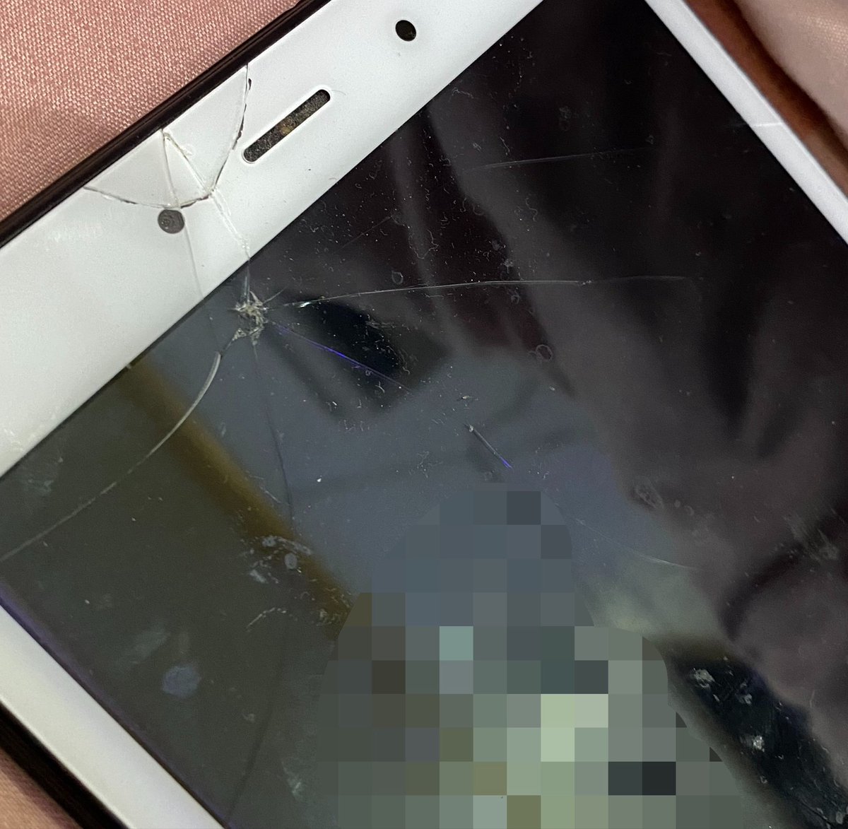 narcisvalley's tweet photo. join lami sekte voting memakan korban, kalo lami hp samsungnya, kalo gue tab samsung gara2 nonstop buat streaming 0x1, jadi dia gue biarin taro di kasur dan ketutup selimut, gue ga liat karna cuma denger suaranya pikir gue ga disitu, eh ke dudukan dan beginilah kondisinya☺️☺️☺️ https://t.co/XkG6xXf3NQ