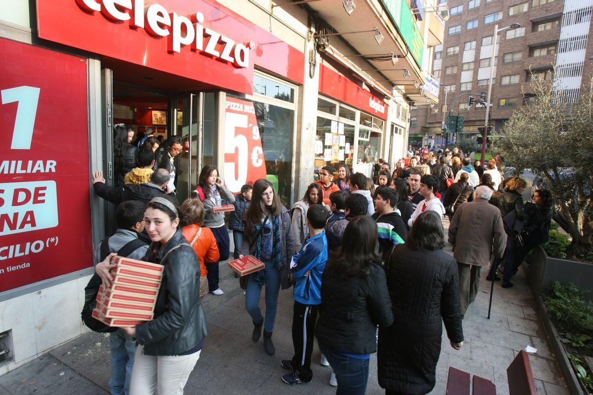 NOROBESPIERRE's tweet photo. 🔴ÚLTIMA HORA largas colas en Telepizza para conseguir una vivienda. https://t.co/FHScnbssSb