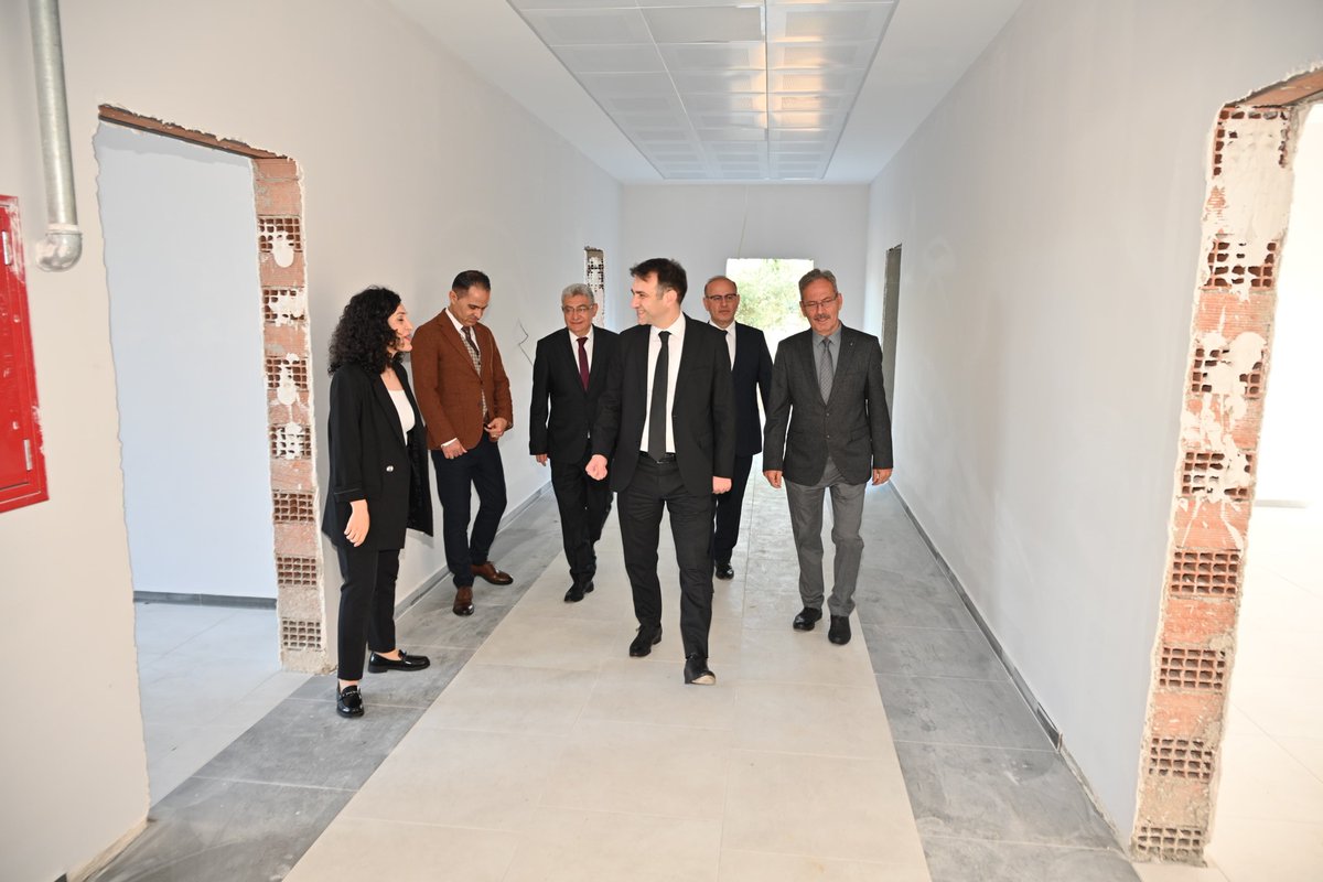 Aydin_MEM's tweet photo. 🏫Müdürümüz Sayın Mehmet YİĞİT, Çine Evciler İlkokulunu ziyaret ederek öğrencilerimiz ve öğretmenlerimizle bir araya geldi. 

📚Sınıfları ziyaret ederek öğrencilerimizle yakından ilgilenip  dersleri ile gelecek hayalleri üzerine sohbet eden Müdürümüz; Türkiye Yüzyılı Maarif Modeli’nin çocukların bütüncül gelişimini, merak duygusunu ve nitelikli öğrenme ortamlarını merkezine alan vizyonunu vurguladı. 

✨Ziyaret kapsamında hayırseverimizin değerli destekleriyle okulumuzda sürdürülen inşaat ve yenileme çalışmalarını yerinde inceleyen Müdürümüz, yürütülen faaliyetlerin son durumu hakkında bilgi aldı. 

📍Çine Evciler İlkokulu

@tcmeb 
@Yusuf__Tekin 
@mehmetyigitmem