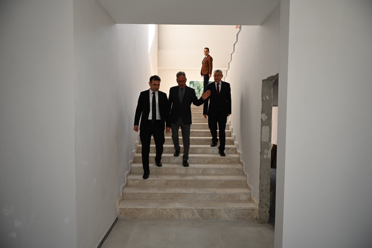 Aydin_MEM's tweet photo. 🏫Müdürümüz Sayın Mehmet YİĞİT, Çine Evciler İlkokulunu ziyaret ederek öğrencilerimiz ve öğretmenlerimizle bir araya geldi. 

📚Sınıfları ziyaret ederek öğrencilerimizle yakından ilgilenip  dersleri ile gelecek hayalleri üzerine sohbet eden Müdürümüz; Türkiye Yüzyılı Maarif Modeli’nin çocukların bütüncül gelişimini, merak duygusunu ve nitelikli öğrenme ortamlarını merkezine alan vizyonunu vurguladı. 

✨Ziyaret kapsamında hayırseverimizin değerli destekleriyle okulumuzda sürdürülen inşaat ve yenileme çalışmalarını yerinde inceleyen Müdürümüz, yürütülen faaliyetlerin son durumu hakkında bilgi aldı. 

📍Çine Evciler İlkokulu

@tcmeb 
@Yusuf__Tekin 
@mehmetyigitmem