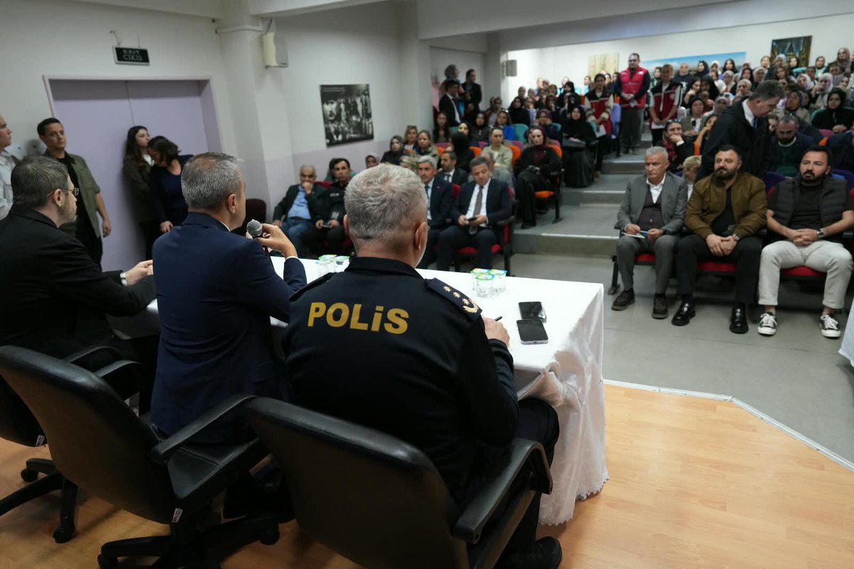ataatasoy19's tweet photo. “Bizim Mahalle Güçlü Toplum” projemiz kapsamında kıymetli hemşehrilerimizi dinlemeye devam ediyoruz. Kurum müdürlerimizle birlikte Haliç İlkokulumuzun konferans salonunda kıymetli vatandaşlarımızla bir araya geldim. Hemşehrilerimizle doğrudan iletişim kuruyor,hemşehrilerimizin dile getirdiği hususları da ilgili kurumlarımızla koordinasyon içerisinde,çözüm süreçlerini takip ediyoruz.
@TC_istanbul
@gul_davut
#BizimMahalleGüçlüToplum🇹🇷
#MahalleBuluşması