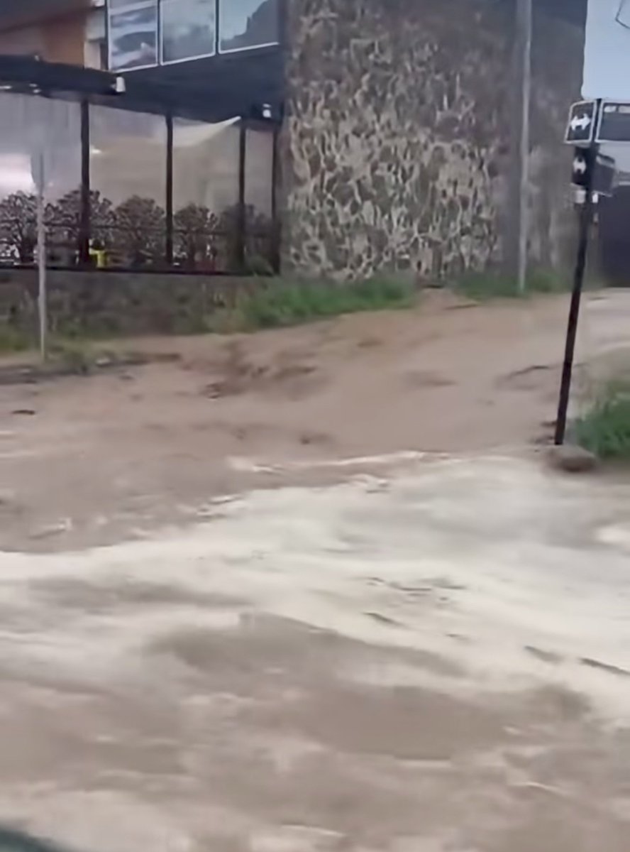 AlertaOhiggins's tweet photo. #Pichilemu Situación meteorológica de riesgos vehículares y peatonales por inundaciones en la vía pública #ALERTAOHIGGINS  🌬️🌧️➡️ https://t.co/ly4ON82KeM