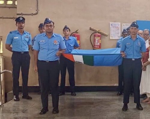 TRE_320's tweet photo. A not so well known service provided by the Indian Air Force is a guard of honor to their veterans along with a cheque of ₹25,000 to cover all expenses for their funeral which we will donate 🫡

Thank you for the condolences messages by my Twitter family and my eternal gratitude to the Indian Air Force for the guard of honor service provided to my father ❤️
#pilot #pilotlife @IAF_MCC