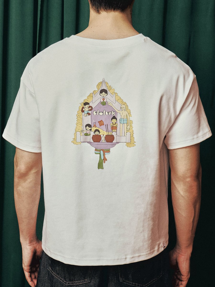 oluloobjects's tweet photo. ⛩️olulo - olulork Boxy Tee  👻เติมความสนุกให้กับลุคประจำวันด้วยเสื้อยืดทรง Boxy จากคอลเล็กชัน olulork ที่หยิบเอาคาแรกเตอร์และเรื่องราวของผีไทยมาตีความใหม่ในแบบฉบับโอลูโละ มาพร้อมดีไซน์สกรีนโลโก้ olulork ที่ด้านหน้า และลวดลายด้านหลังที่แตกต่างกันในแต่ละสี 👻 Add a playful touch to your everyday look with the olulork Boxy Tee. Inspired by Thai ghost folklore, this T-shirt reimagines familiar ghost characters in olulo’s signature style. It features the olulork logo on the front and a different graphic design on the back for each color.  🤍 White - olulork Ghost House 
🖤 Black - olulork Ghost Characters 
📿สองสี สองดีไซน์ จะเลือกใส่เองหรือชวนแก๊งมาแต่งคู่กันก็ได้  📿 Two colors, two designs! Wear your favorite or match with your crew for a playful look.  Color: White, Black  Size: S, M, L, XL, XXL Price: 990 THB  🚨 Launch Date 26 October 2026 | 01:13 PM 📍“olulo.objects” - Shopee, Line Shopping,TikTokShop 

#oluloobjects #โอลูโละ #olulork