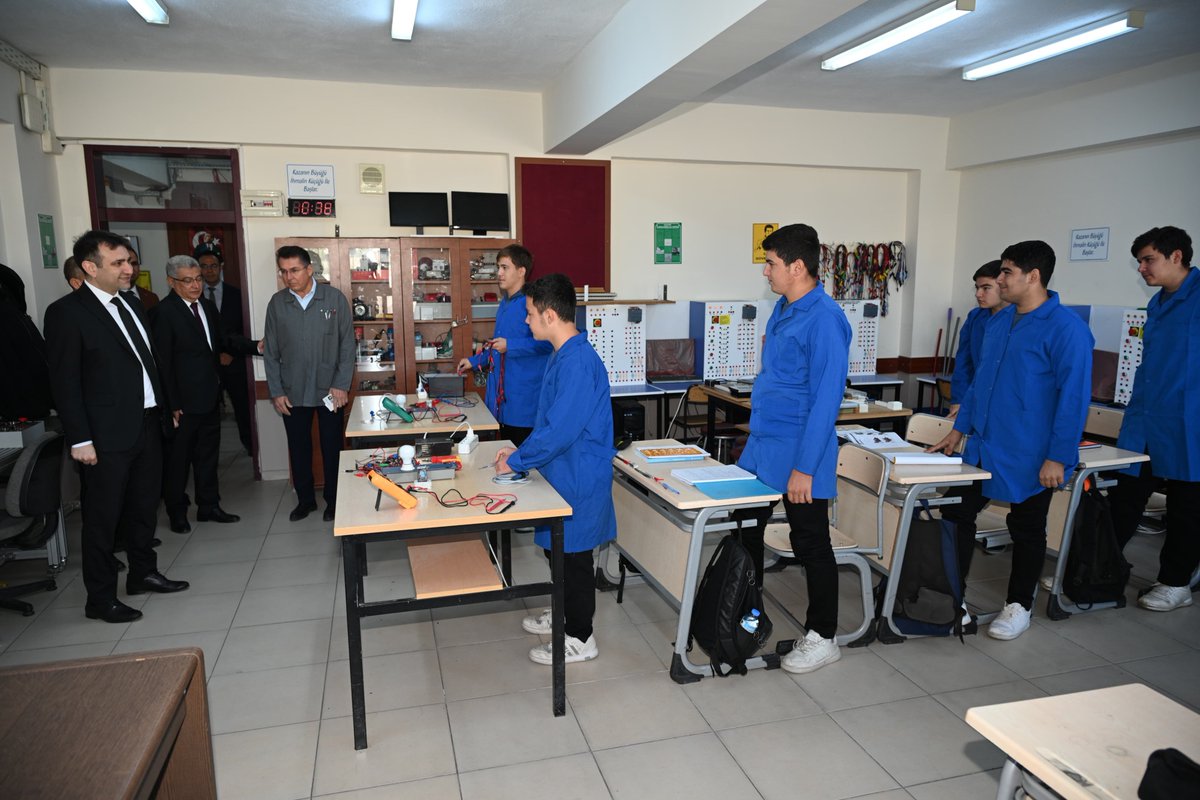 Aydin_MEM's tweet photo. 🏫Müdürümüz Sayın Mehmet YİĞİT, Çine Mesleki ve Teknik Anadolu Lisesini ziyaret ederek okulumuzun atölyelerinde incelemelerde bulundu. 

🛠️ Uygulamalı eğitim alanlarını ve atölyeleri gezerek öğrencilerimizin üretim süreçlerini yerinde inceleyen Müdürümüz; Türkiye Yüzyılı Maarif Modeli’nin mesleki eğitimi güçlendiren, üretimi, beceriyi ve nitelikli istihdamı destekleyen vizyonuna vurgu yaptı. 

Öğretmenler odasında öğretmenlerimizle bir araya gelen Müdürümüz, okulumuzda yürütülen projeler ve mesleki eğitim çalışmaları üzerine değerlendirmelerde bulundu.

📍Çine Mesleki ve Teknik Anadolu Lisesi 

@tcmeb 
@Yusuf__Tekin 
@mehmetyigitmem