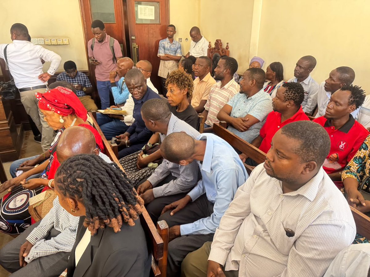 ChademaTZ2's tweet photo. Leo, tarehe 22 Oktoba 2026, Katibu Mkuu Mhe. John Mnyika pamoja na viongozi na wanachama wa chama wakiwa Mahakama Kuu ya Tanzania, Masjala Ndogo ya Dar es Salaam, kusikiliza uamuzi mdogo wa kesi inayohusu mgawanyo wa mali za chama. https://t.co/P6eOkBzFAw