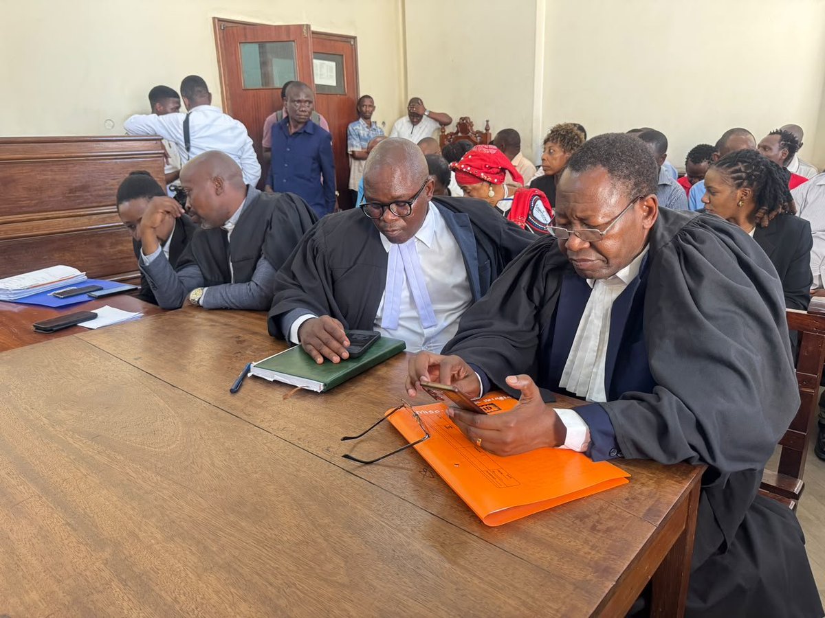 ChademaTZ2's tweet photo. Leo, tarehe 22 Oktoba 2026, Katibu Mkuu Mhe. John Mnyika pamoja na viongozi na wanachama wa chama wakiwa Mahakama Kuu ya Tanzania, Masjala Ndogo ya Dar es Salaam, kusikiliza uamuzi mdogo wa kesi inayohusu mgawanyo wa mali za chama. https://t.co/P6eOkBzFAw