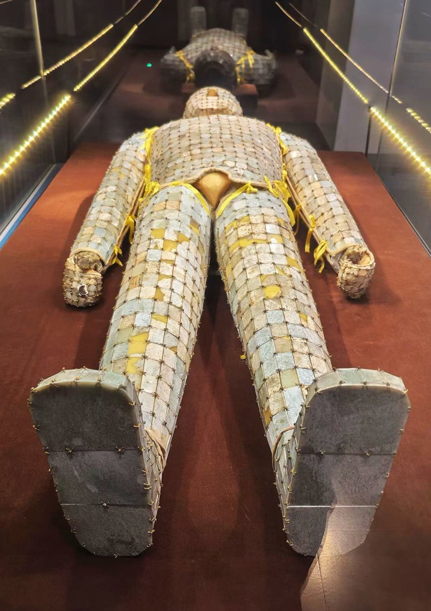 liangfe70628787's tweet photo. This is a jade burial suit of the Western Han Dynasty, stitched with gold thread. It was exclusive for nobles. Ancient Chinese believed jade could preserve the body. This one belongs to Liu Sheng, unearthed from Mancheng Han Tomb. https://t.co/R6pXOcDtKD