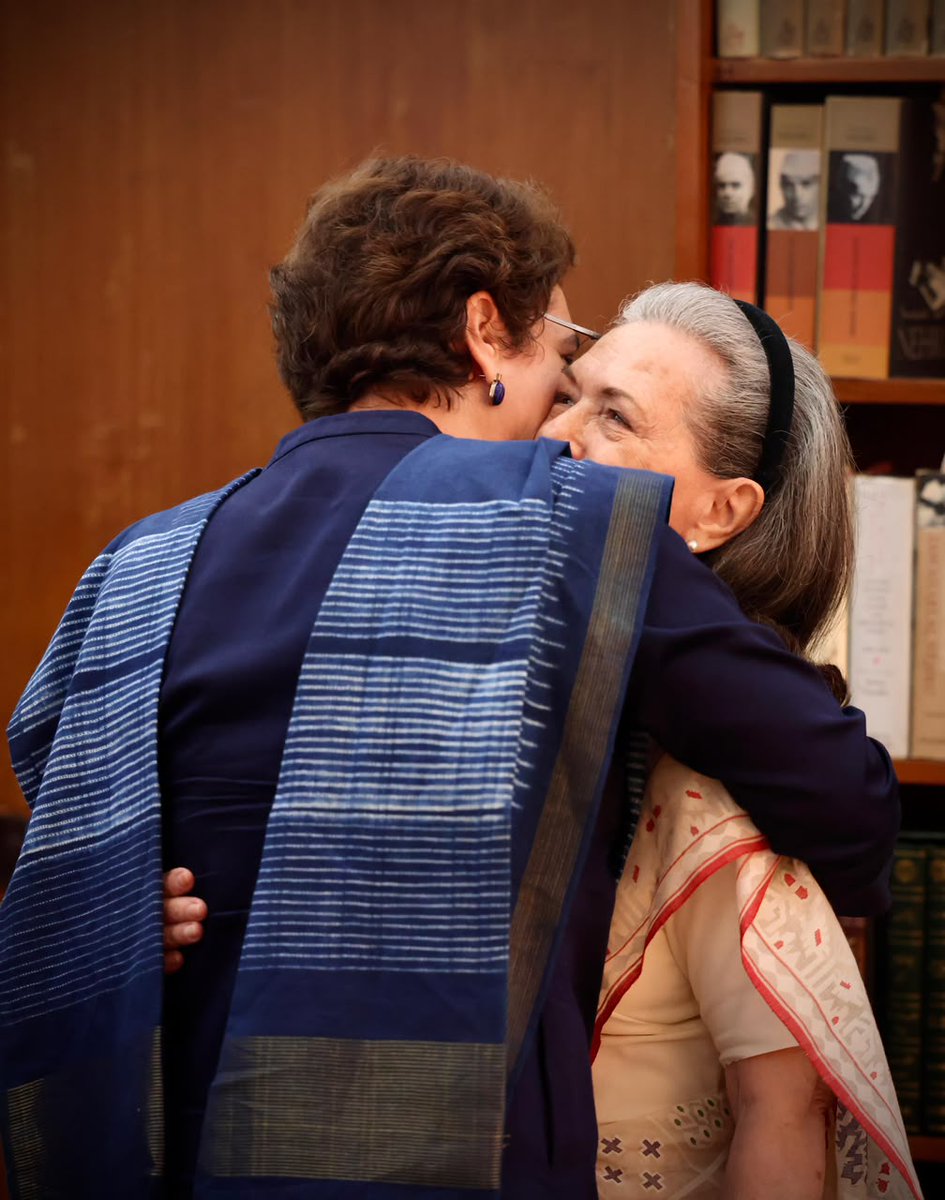INCIndia's tweet photo. CPP चेयरपर्सन श्रीमती सोनिया गांधी जी ने अपने Memoir- ‘Belonging: A Journey of Love’ की पहली झलक के साथ Instagram पर दस्तक दी है।

इस नई शुरुआत में उनके साथ जुड़ें 👇

https://t.co/0FZsdIo4yh https://t.co/4erED0HjEj