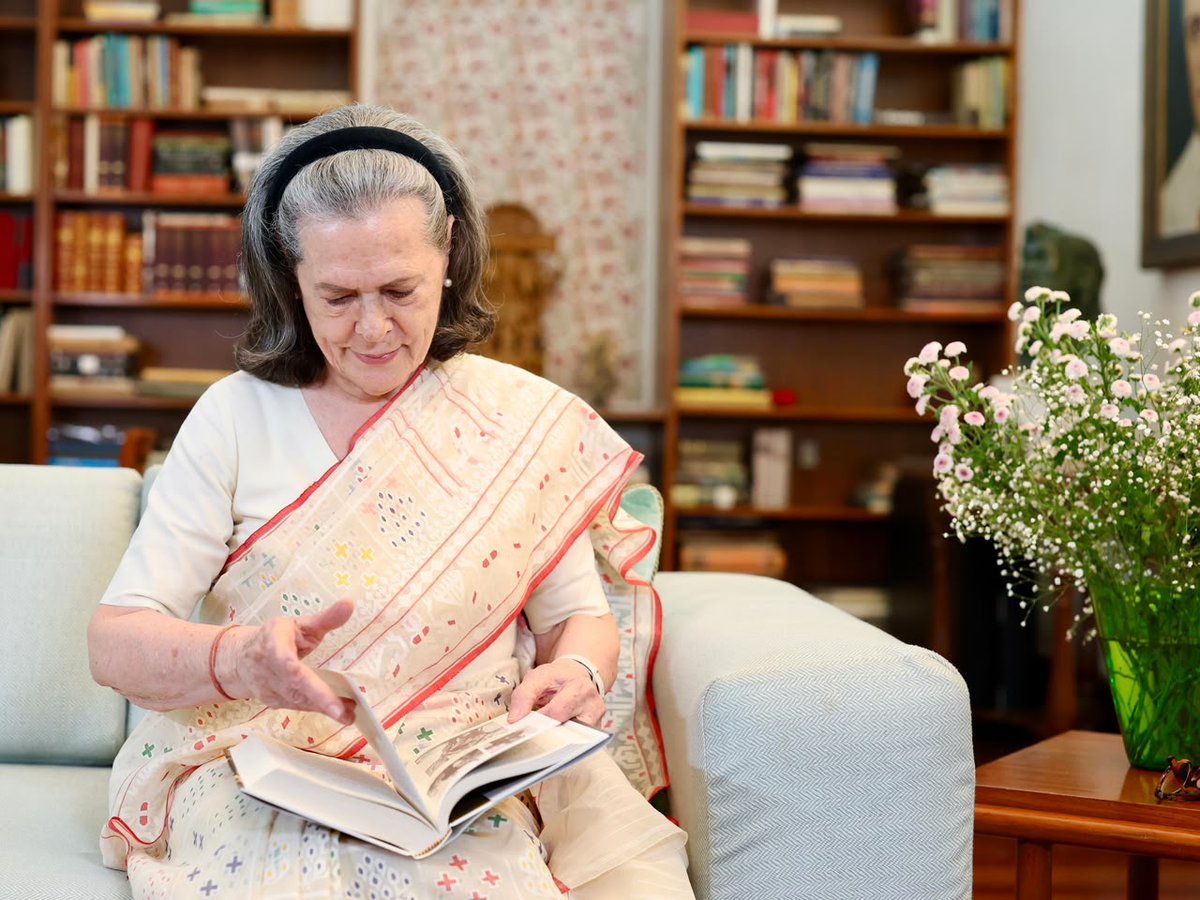 INCIndia's tweet photo. CPP चेयरपर्सन श्रीमती सोनिया गांधी जी ने अपने Memoir- ‘Belonging: A Journey of Love’ की पहली झलक के साथ Instagram पर दस्तक दी है।

इस नई शुरुआत में उनके साथ जुड़ें 👇

https://t.co/0FZsdIo4yh https://t.co/4erED0HjEj