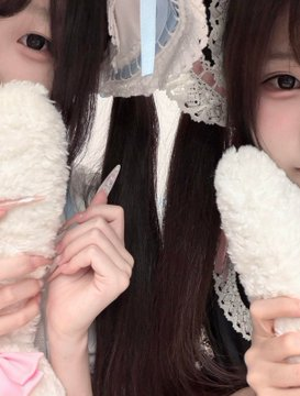 syedousamah's tweet photo. 从小缺爱
  有人想锐评一下我和闺蜜的福嘛 🥹
     不要📷赶紧看，我要删了… https://t.co/oRDUkOWTER