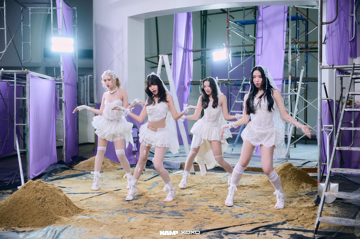 startalkent's tweet photo. NAMP ปล่อยซิงเกิลใหม่ “ไม่อยากอวด (Brag)”
ถ่ายทอดมุมมองความรักในสไตล์สาวมั่น ผ่านเมโลดี้ชวนติดหู
#NAMPไม่อยากอวด #NAMP_th 

NAMP (Not A Minor Player) 4 สาวเกิร์ลกรุ๊ป ศิลปินจากค่าย XOXO Enterrtainment ที่มาพร้อมกับคาแรกเตอร์ Girl Crush สุดมั่นใจ ถ่ายทอดพลังของคนรุ่นใหม่ผ่านดนตรีป๊อปที่สดใหม่และมีเอกลักษณ์เป็นของตัวเอง พร้อมด้วยเสน่ห์และบุคลิกที่แตกต่างกัน ประกอบไปด้วย NITA ณิตา-ประณิตา อุทัยเฉลิม, AZARRA อซาร์ร่า-สสิธณ ทเวทส์, MILES มายล์-ณัฐมน อบบุญ และ PAMMIE แพมมี่-พิมพ์พิชชา เจริญศักดิ์ ปล่อยซิงเกิลใหม่ล่าสุด “ไม่อยากอวด(Brag)” เพลงนี้ได้ โปรดิวเซอร์มากฝีมืออย่าง นต ปณต คุณประเสิรฐ หรือ nothgetsunova ที่เป็นที่รู้จักอย่างกว้างขวางทั้งเบื้องหน้าและเบื้องหลัง มาร่วมถ่ายทอดมุมมองเรื่องความรักผ่านการแต่งเพลง โดยนำเสนอคาแรกเตอร์ของผู้หญิงที่มีเสน่ห์ มั่นใจ และมีความขี้เล่นในแบบที่ไม่ได้พยายามมากเกินไป

เพลง “ไม่อยากอวด(Brag)” เป็นเพลง Medium Pop ที่เต็มไปด้วยเสน่ห์ ความมั่นใจ และความขี้เล่น ที่มาพร้อมกับจังหวะที่ฟังสบายแต่ยังมีความgroove และเมโลดี้ที่ชวนติดหู เนื้อหาของเพลงจึงมีทั้งความหวาน ความแพรวพราว และความท้าทายซ่อนอยู่ในประโยคที่ว่า “ถ้าเป็นแฟนฉัน เธอจะหลงรักฉันชัวร์”เพลงนี้จึงเปรียบเหมือนคำท้าทายเบาๆ ว่า “ถ้าได้รักฉันแล้ว เธอจะรู้ว่าฉันทำให้เธอได้ทุกอย่าง” ไม่ว่าจะเป็นการดูแล เอาใจใส่ หรือทำให้ทุกช่วงเวลาที่อยู่ด้วยกันพิเศษขึ้น โดย NAMP ได้ถ่ายทอดเพลงผ่านคาแรกเตอร์ของสมาชิกทั้ง4 คน ที่มีเสน่ห์ในแบบของตัวเอง โดยเติมสีสันให้เพลงมีทั้งความเท่ บวกกับความเซ็กซี่นิดๆ ผสมกับความน่ารักขี้เล่น ในสไตล์เพลงของคนที่ ไม่ได้อยากอวด…แต่ถ้าเธออยากรู้ ก็เข้ามาลองรักกันดูสิ!

สำหรับมิวสิกวิดีโอเพลง “ไม่อยากอวด(Brag)” ได้ผู้กำกับรุ่นใหม่ฝีมือฉกาจที่น่าจับตามองอย่าง โมส-ศรุต เตชะสิริไพบูลย์ มาช่วยถ่ายทอดเรื่องราวใน MV และดึงคาแรกเตอร์ของสมาชิกทั้ง4 คนออกมา โดยให้ NAMP ได้ถ่ายทอดมุมของผู้หญิงที่ไม่ได้ตั้งใจจะอวดว่าตัวเองดีแค่ไหน แต่ถ้าเธอลองเปิดใจมาเป็นแฟนกันแล้ว รับรองว่าเธอจะหลงรักฉันจนถอนตัวไม่ขึ้นอย่างแน่นอน สามารถติดตามและรับชม MV เพลง “ไม่อยากอวด(Brag)” ได้แล้ววันนี้ ได้ทาง https://t.co/t9gztmQz1D และสามารถติดตามทุกความเคลื่อนไหวของ NAMP ได้ที่ช่องทางออฟฟิเชียล namp_official_th ทั้ง Instagram, TikTok, X และ Facebook
