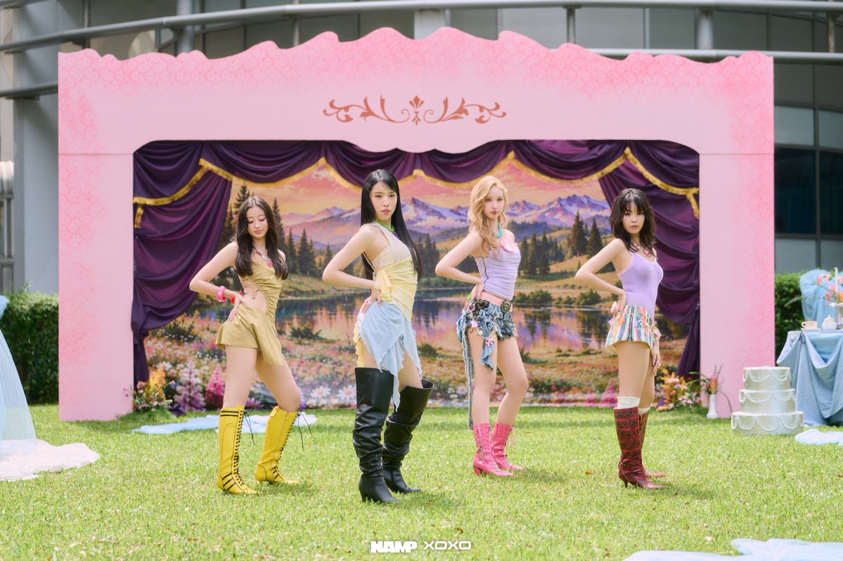 startalkent's tweet photo. NAMP ปล่อยซิงเกิลใหม่ “ไม่อยากอวด (Brag)”
ถ่ายทอดมุมมองความรักในสไตล์สาวมั่น ผ่านเมโลดี้ชวนติดหู
#NAMPไม่อยากอวด #NAMP_th 

NAMP (Not A Minor Player) 4 สาวเกิร์ลกรุ๊ป ศิลปินจากค่าย XOXO Enterrtainment ที่มาพร้อมกับคาแรกเตอร์ Girl Crush สุดมั่นใจ ถ่ายทอดพลังของคนรุ่นใหม่ผ่านดนตรีป๊อปที่สดใหม่และมีเอกลักษณ์เป็นของตัวเอง พร้อมด้วยเสน่ห์และบุคลิกที่แตกต่างกัน ประกอบไปด้วย NITA ณิตา-ประณิตา อุทัยเฉลิม, AZARRA อซาร์ร่า-สสิธณ ทเวทส์, MILES มายล์-ณัฐมน อบบุญ และ PAMMIE แพมมี่-พิมพ์พิชชา เจริญศักดิ์ ปล่อยซิงเกิลใหม่ล่าสุด “ไม่อยากอวด(Brag)” เพลงนี้ได้ โปรดิวเซอร์มากฝีมืออย่าง นต ปณต คุณประเสิรฐ หรือ nothgetsunova ที่เป็นที่รู้จักอย่างกว้างขวางทั้งเบื้องหน้าและเบื้องหลัง มาร่วมถ่ายทอดมุมมองเรื่องความรักผ่านการแต่งเพลง โดยนำเสนอคาแรกเตอร์ของผู้หญิงที่มีเสน่ห์ มั่นใจ และมีความขี้เล่นในแบบที่ไม่ได้พยายามมากเกินไป

เพลง “ไม่อยากอวด(Brag)” เป็นเพลง Medium Pop ที่เต็มไปด้วยเสน่ห์ ความมั่นใจ และความขี้เล่น ที่มาพร้อมกับจังหวะที่ฟังสบายแต่ยังมีความgroove และเมโลดี้ที่ชวนติดหู เนื้อหาของเพลงจึงมีทั้งความหวาน ความแพรวพราว และความท้าทายซ่อนอยู่ในประโยคที่ว่า “ถ้าเป็นแฟนฉัน เธอจะหลงรักฉันชัวร์”เพลงนี้จึงเปรียบเหมือนคำท้าทายเบาๆ ว่า “ถ้าได้รักฉันแล้ว เธอจะรู้ว่าฉันทำให้เธอได้ทุกอย่าง” ไม่ว่าจะเป็นการดูแล เอาใจใส่ หรือทำให้ทุกช่วงเวลาที่อยู่ด้วยกันพิเศษขึ้น โดย NAMP ได้ถ่ายทอดเพลงผ่านคาแรกเตอร์ของสมาชิกทั้ง4 คน ที่มีเสน่ห์ในแบบของตัวเอง โดยเติมสีสันให้เพลงมีทั้งความเท่ บวกกับความเซ็กซี่นิดๆ ผสมกับความน่ารักขี้เล่น ในสไตล์เพลงของคนที่ ไม่ได้อยากอวด…แต่ถ้าเธออยากรู้ ก็เข้ามาลองรักกันดูสิ!

สำหรับมิวสิกวิดีโอเพลง “ไม่อยากอวด(Brag)” ได้ผู้กำกับรุ่นใหม่ฝีมือฉกาจที่น่าจับตามองอย่าง โมส-ศรุต เตชะสิริไพบูลย์ มาช่วยถ่ายทอดเรื่องราวใน MV และดึงคาแรกเตอร์ของสมาชิกทั้ง4 คนออกมา โดยให้ NAMP ได้ถ่ายทอดมุมของผู้หญิงที่ไม่ได้ตั้งใจจะอวดว่าตัวเองดีแค่ไหน แต่ถ้าเธอลองเปิดใจมาเป็นแฟนกันแล้ว รับรองว่าเธอจะหลงรักฉันจนถอนตัวไม่ขึ้นอย่างแน่นอน สามารถติดตามและรับชม MV เพลง “ไม่อยากอวด(Brag)” ได้แล้ววันนี้ ได้ทาง https://t.co/t9gztmQz1D และสามารถติดตามทุกความเคลื่อนไหวของ NAMP ได้ที่ช่องทางออฟฟิเชียล namp_official_th ทั้ง Instagram, TikTok, X และ Facebook