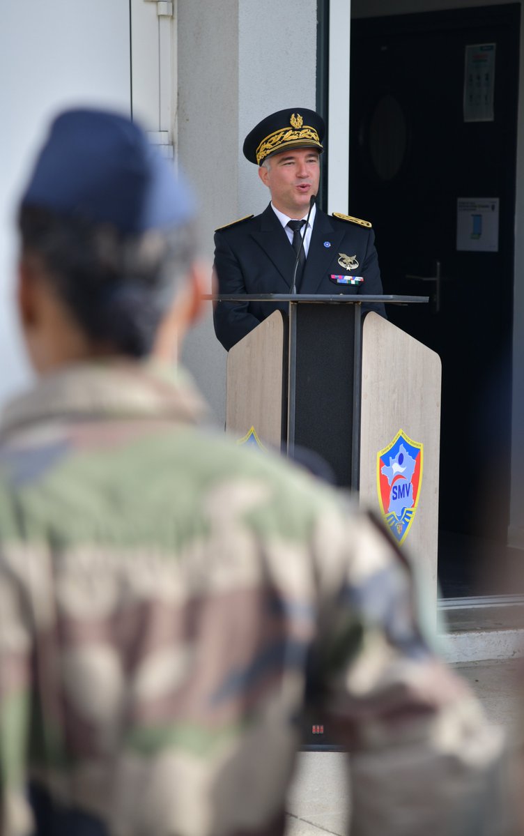 Prefet01's tweet photo. CÉRÉMONIE | Le Service militaire volontaire, un tremplin vers l’insertion

Jeudi 15 octobre, le sous-préfet de Belley, Christophe Duverne, a participé à la cérémonie de remise des calots aux volontaires du Service militaire volontaire (SMV) Sud-Est, sur la base aérienne 278 d’Ambérieu-en-Bugey.

Le SMV accompagne les jeunes vers l’insertion sociale et  professionnelle, en s’appuyant sur la formation militaire, la formation professionnelle et la transmission de valeurs : respect, cohésion, entraide, exigence et estime de soi.

La remise des calots marque une première étape.

Après un mois de formation militaire exigeante, tant physiquement que mentalement, les volontaires poursuivent leur parcours avec des formations complémentaires et professionnelles.

Des résultats concrets :
- Plus de 10 000 jeunes accompagnés depuis la création du SMV ;
- 86 % de taux d’insertion en fin de dispositif ;

73 % de taux de réussite au permis de conduire.

Cette réussite repose sur un accompagnement collectif associant l’encadrement militaire, les enseignants, les acteurs de la formation professionnelle et les partenaires.

Encourager l’engagement des jeunes, c’est aussi leur donner les moyens de construire leur avenir.
