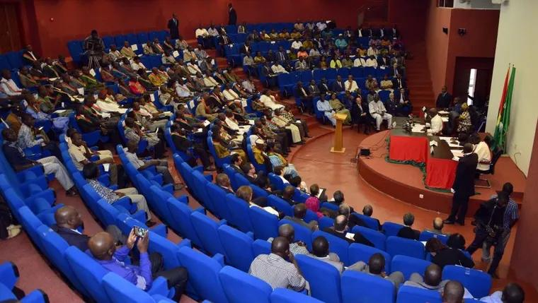 EyeThink_'s tweet photo. [🇧🇫BURKINA FASO]

Le 20 octobre, les 71 députés votants ont adopté à l’unanimité un nouveau Code pénal rétablissant la peine de mort pour certaines infractions, huit ans après son abolition. Le texte réintroduit également la pénalisation des délits de presse. https://t.co/fYq9wnfMZ9