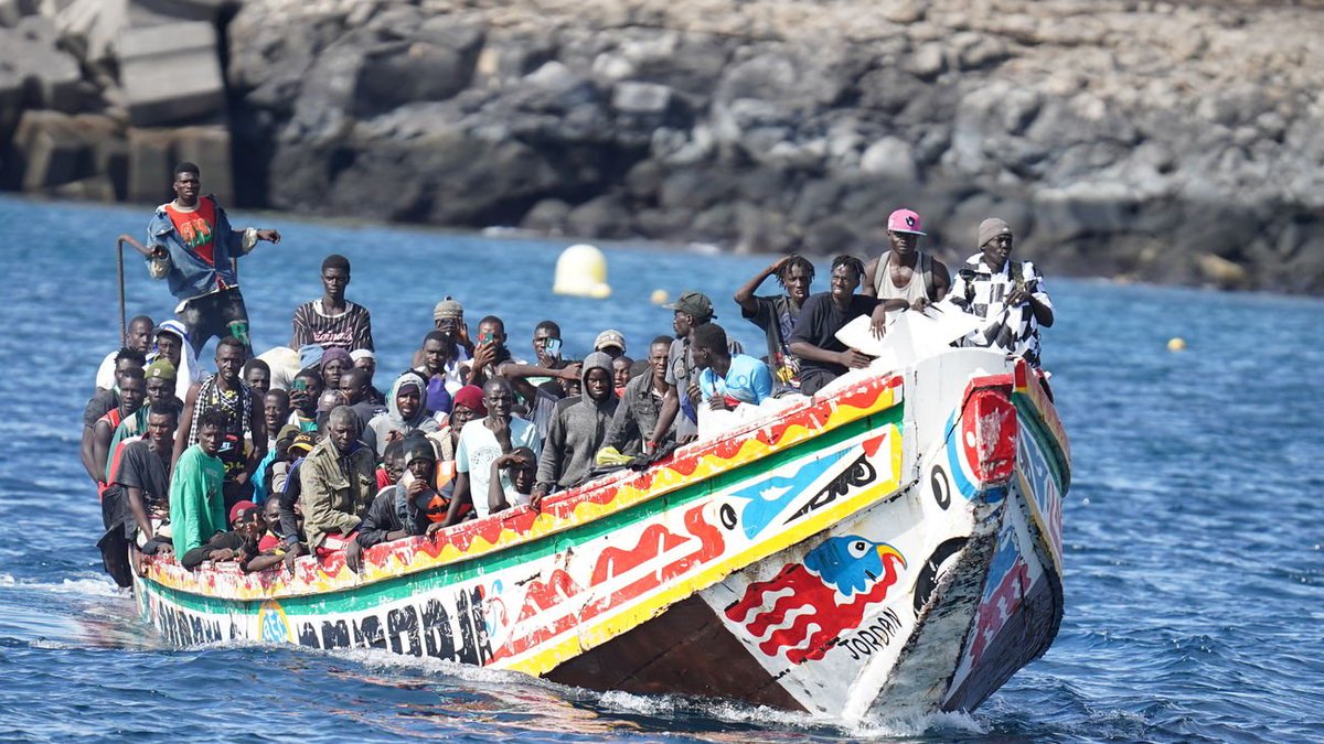 rafetavlc's tweet photo. Unos 10.000 inmigrantes, que se sepa, calcular el triple, han llegado a Canarias en lo que va de año.
INVASIÓN!!! https://t.co/cnBbyTN1sy