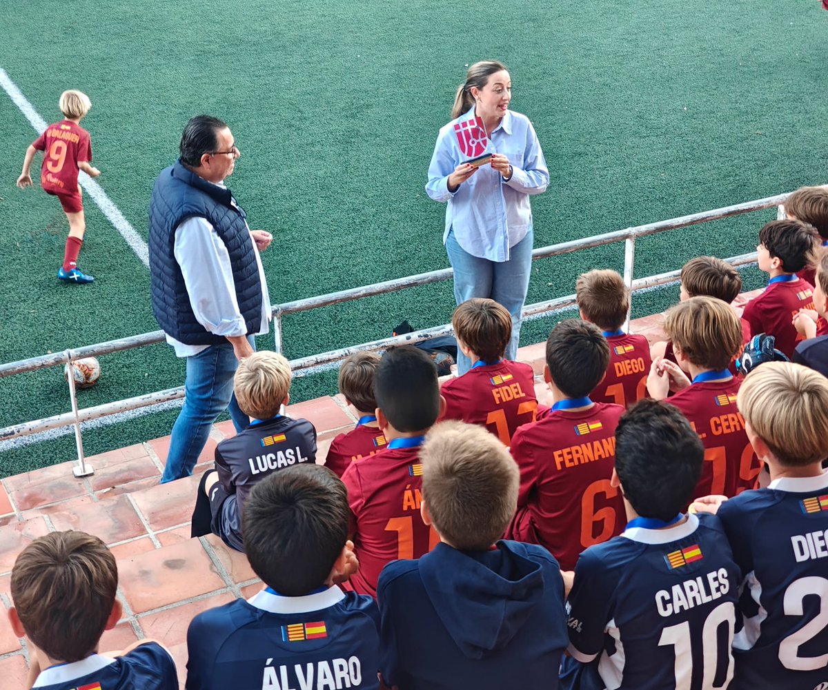 ValenciaBasecom's tweet photo. Rocío Gil, concejala de Deportes, visita el CF Extramurs Valencia y autoriza el regreso de las familias a las gradas durante los entrenamientos
@AjuntamentVLC 
https://t.co/HbELPTDVzV https://t.co/pV8jG8tZSl