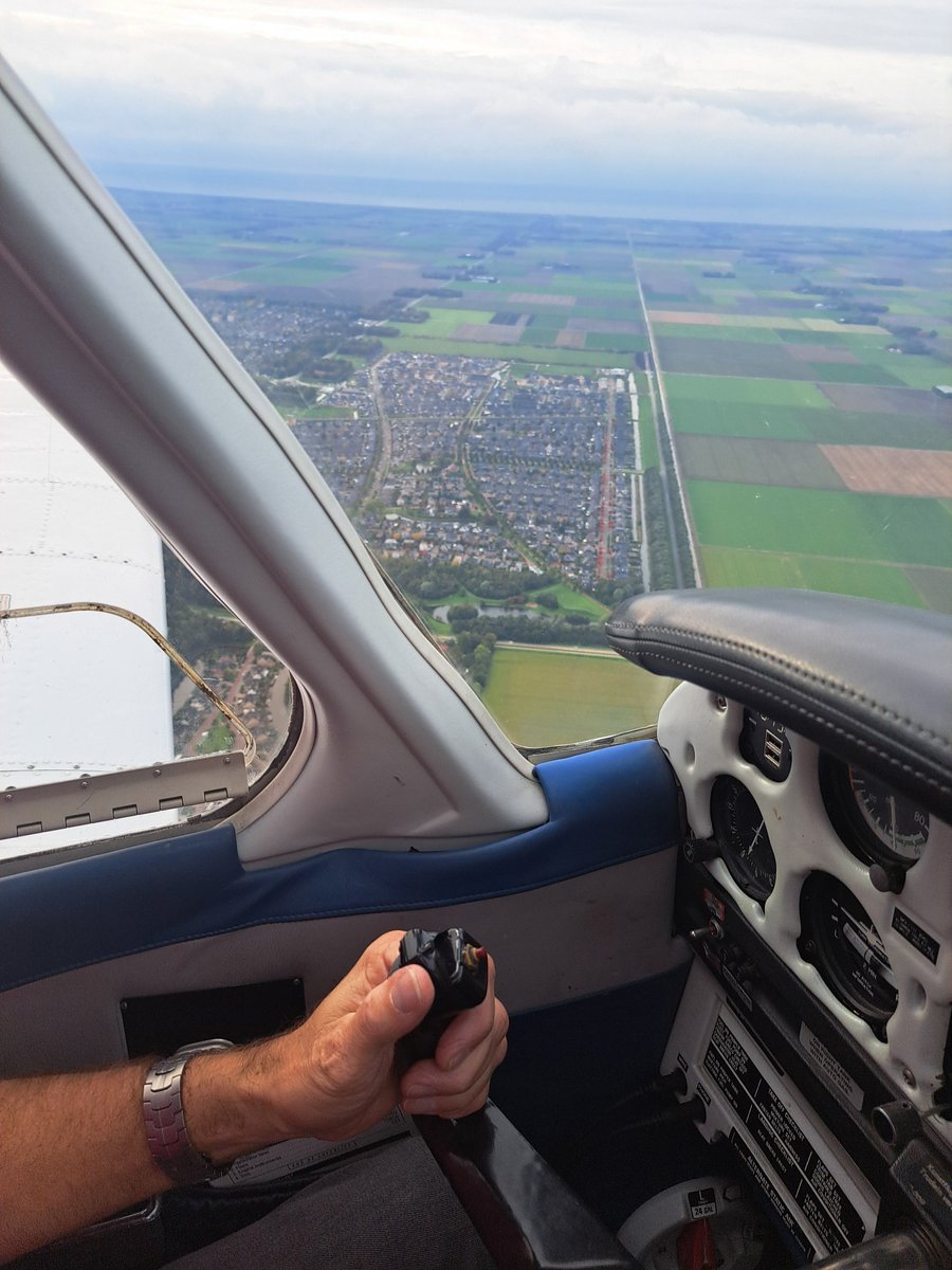 weermanrobert's tweet photo. Uiteindelijk zelf ook besloten om een proefles te nemen om te gaan vliegen. Ik blijf het een fantastische uitvinding vinden! 😍 https://t.co/wjjH9ETCtt