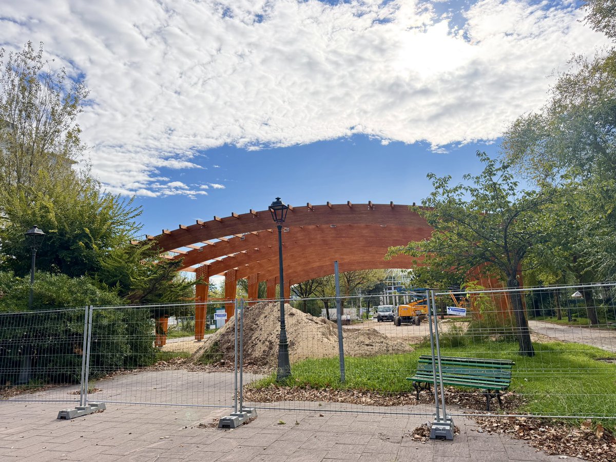 aytolaredo's tweet photo. 🛝Así de avanzadas van las obras de la cubierta del parque infantil de los Tres Laredos.

¡Cada vez queda menos para disfrutarlo! 

‼️ℹ️Os informamos también que las obras de renovación de los juegos del parque de la Alameda Manuel Llano comenzarán la semana que viene. https://t.co/XmqIiVJ2c9