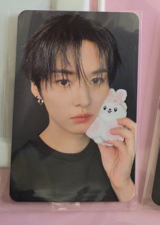 minchanbliss's tweet photo. that's his daughter 😭😭😭😭😭😭😭 https://t.co/3cIfOnsefq