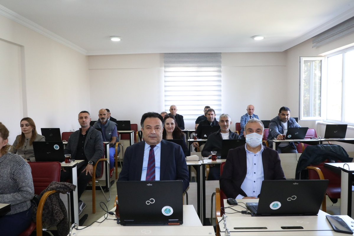 Tunceli_MEM's tweet photo. 📚 Ortak Yazılı Sınav Sistemi Bilgilendirme Toplantısı Gerçekleştirildi

İl Müdürümüz Sayın Bahameddin Karaköse başkanlığında, merkezdeki ortaokul ve lise müdürlerimizin katılımıyla Ortak Yazılı Sınav Sistemi (OYSS) Bilgilendirme Toplantısı gerçekleştirildi.

Toplantıda; ortak yazılı sınavların hazırlık, uygulama ve değerlendirme süreçleri, soru hazırlama esasları ve okullarımızda yürütülecek çalışmalar hakkında bilgilendirmelerde bulunuldu.

Ayrıca öğrenci başarısının düzenli olarak izlenmesi, elde edilen veriler doğrultusunda eğitim süreçlerinin geliştirilmesi ve eğitimde niteliğin artırılmasına yönelik değerlendirmeler yapıldı.

@tcmeb @Yusuf__Tekin @sefikaygol @BahameddinK