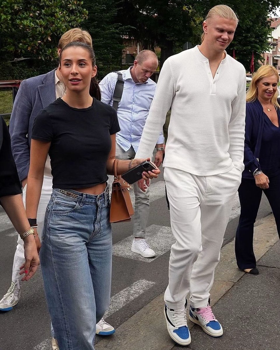 Ayo__musco's tweet photo. Erling Haaland is reportedly heartbroken and frustrated after discovering that his girlfriend had been sleeping with his teammate, Phil Foden, and that Foden is the biological father of his child. 💔😭 https://t.co/7SqSNhp5Gf