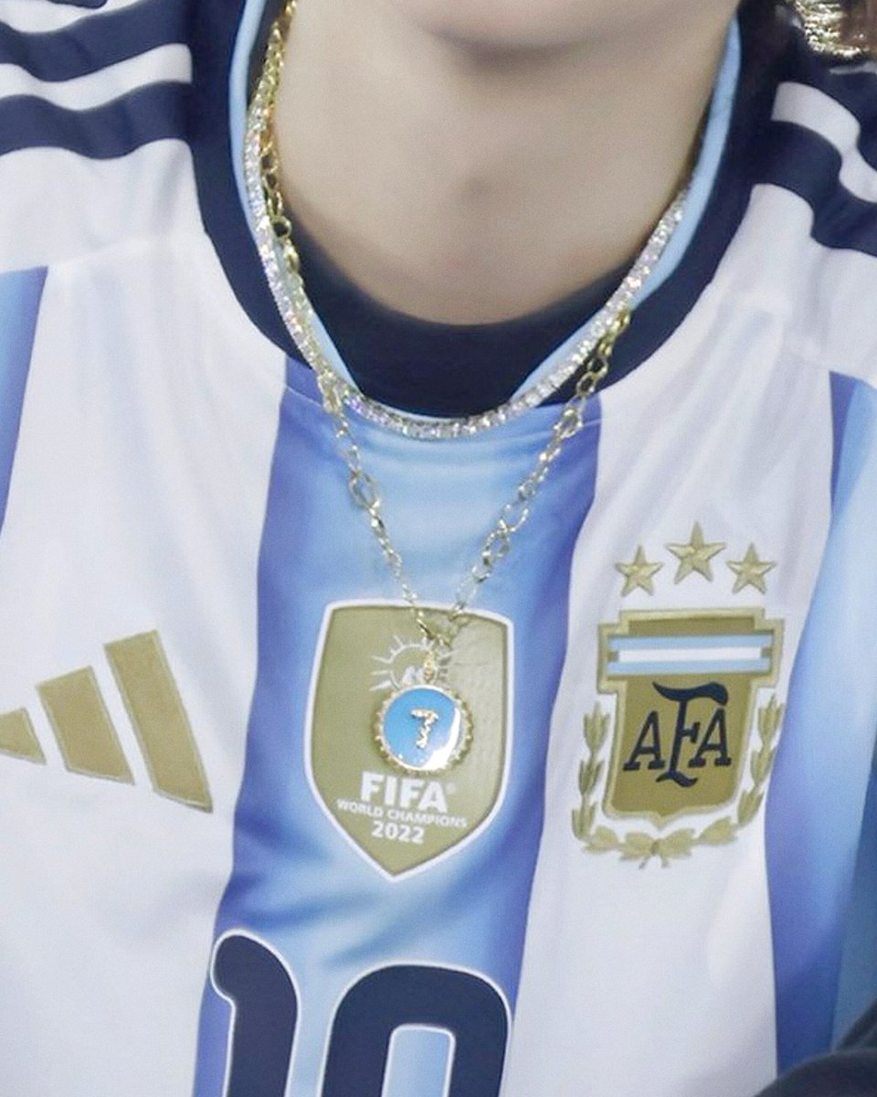 sugadooll's tweet photo. his necklace is so beautiful https://t.co/vUi1TzhyNp