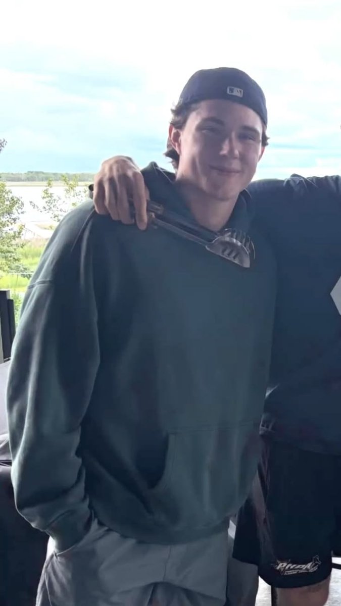 71mints's tweet photo. minty with those specific backwards caps https://t.co/kdToPuPhu1
