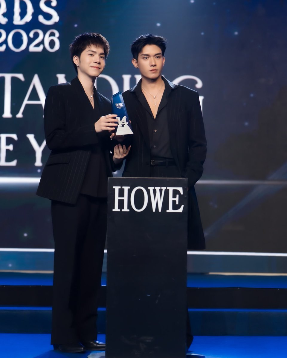 PHNETJJ's tweet photo. @netsiraphop Net shows off his jewelry from Chaumet—a Parisian Jeweller since 1780, while sharing us the joy of having to receive the "Howe Outstanding Script of the Year" award for 𝑳𝒐𝒗𝒆 𝑼𝒑𝒐𝒏 𝑨 𝑻𝒊𝒎𝒆.

NETJJ AT HOWE AWARDS 2026
#HOWEAWARDS2026XDMD #NetJJ  https://t.co/uVuMB7V9x7 https://t.co/fjhvZys0Tr