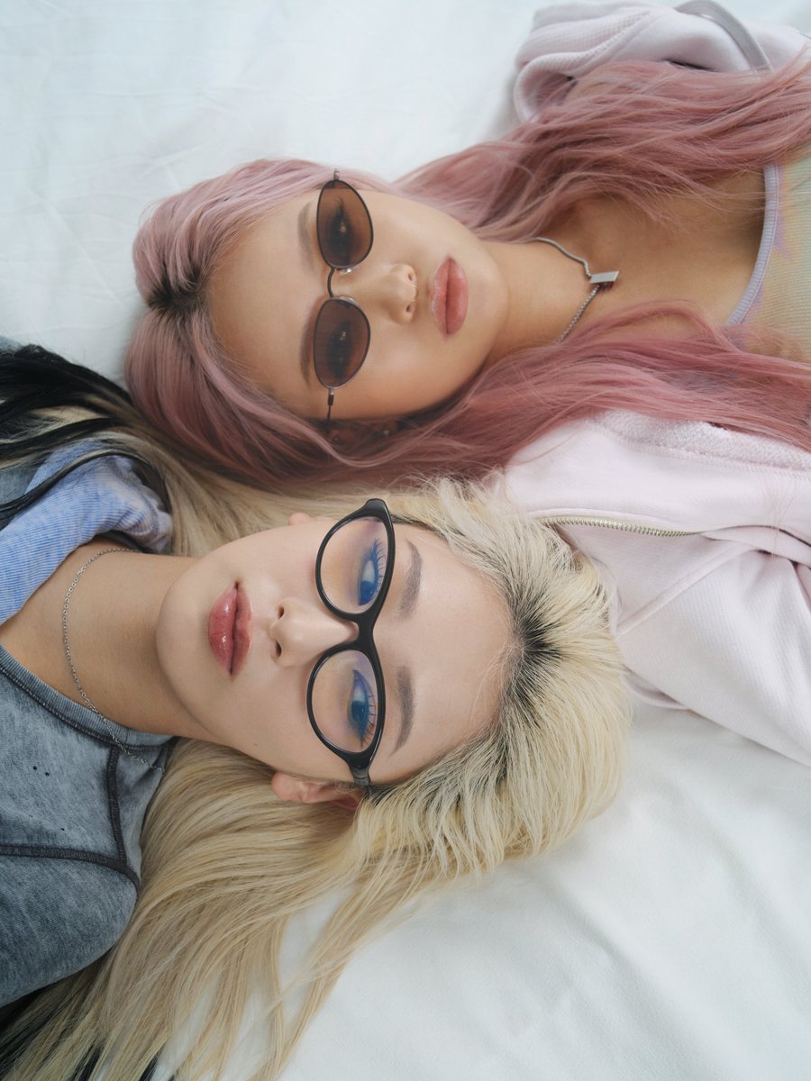 Diesel_Japan's tweet photo. 好奇心をまとう。HANA と迎える DIESEL の秋冬 vol.2
━━━━━━━━━━━
スタイリングの一部として欠かせない存在のアイウェア。YURI と MOMOKAが提案するのは、服とアイウェアのムードをあえて揃えないスタイルです。YURI は、パステルピンクのスウェットセットアップにレトロなサングラスを。グラフィックTシャツとデニムでまとめた MOMOKA は、クラシックなクリアサングラスをセレクト。ひねりを加えたアイウェアスタイルをご覧ください。

▼The Fashion Postの記事はこちら
https://t.co/cRuCEWtDnT

▼着用アイテムはこちら
https://t.co/MIqYIT43fs

@HANA__BRAVE  
#HANA #YURI #MOMOKA #DIESEL