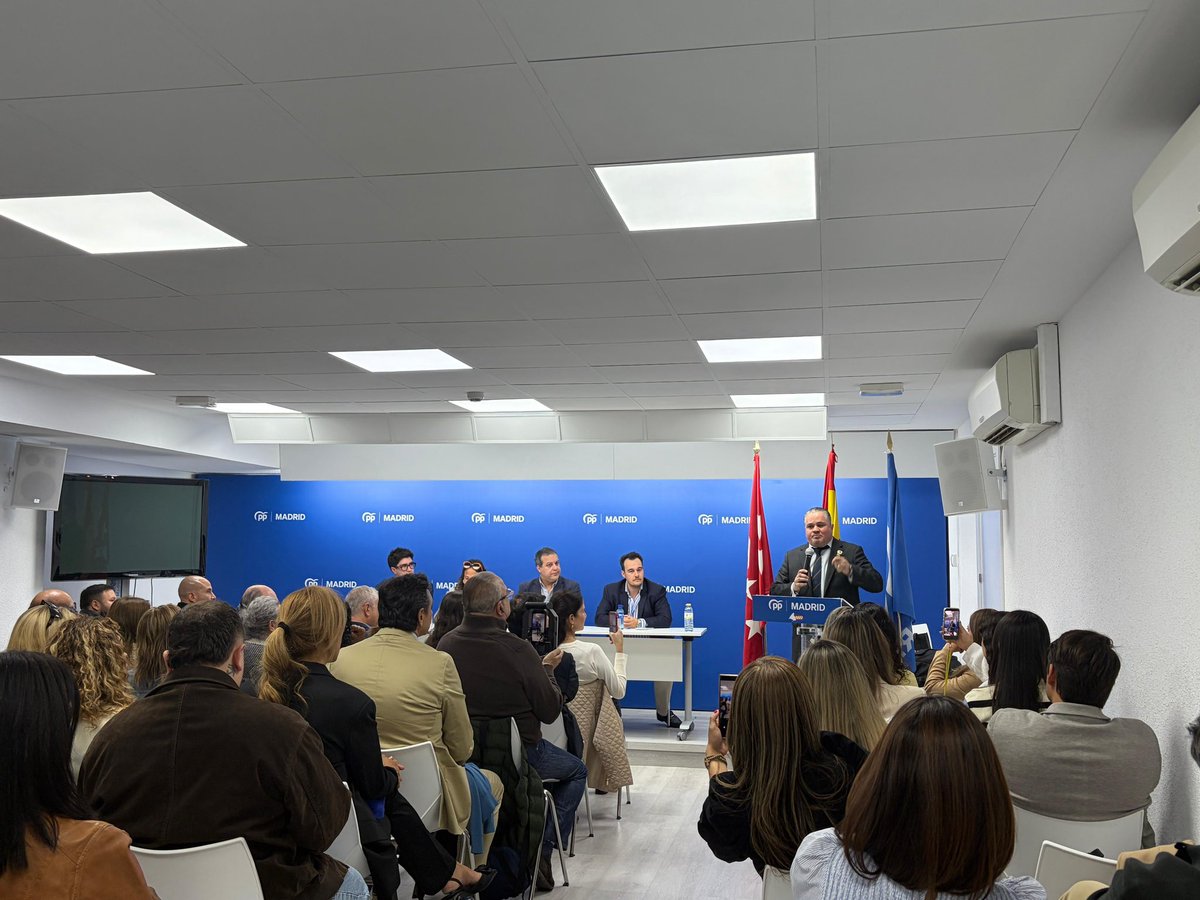 NMadrilenosPP's tweet photo. Los @NMadrilenosPP del @ppmadrid estamos preparados para el próximo 29N. 

Entre comunismo o libertad, siempre con la Libertad. 

@NunezFeijoo es el líder que España necesita. Sánchez tiene los días contados en la Moncloa. https://t.co/bPLJwndrQZ