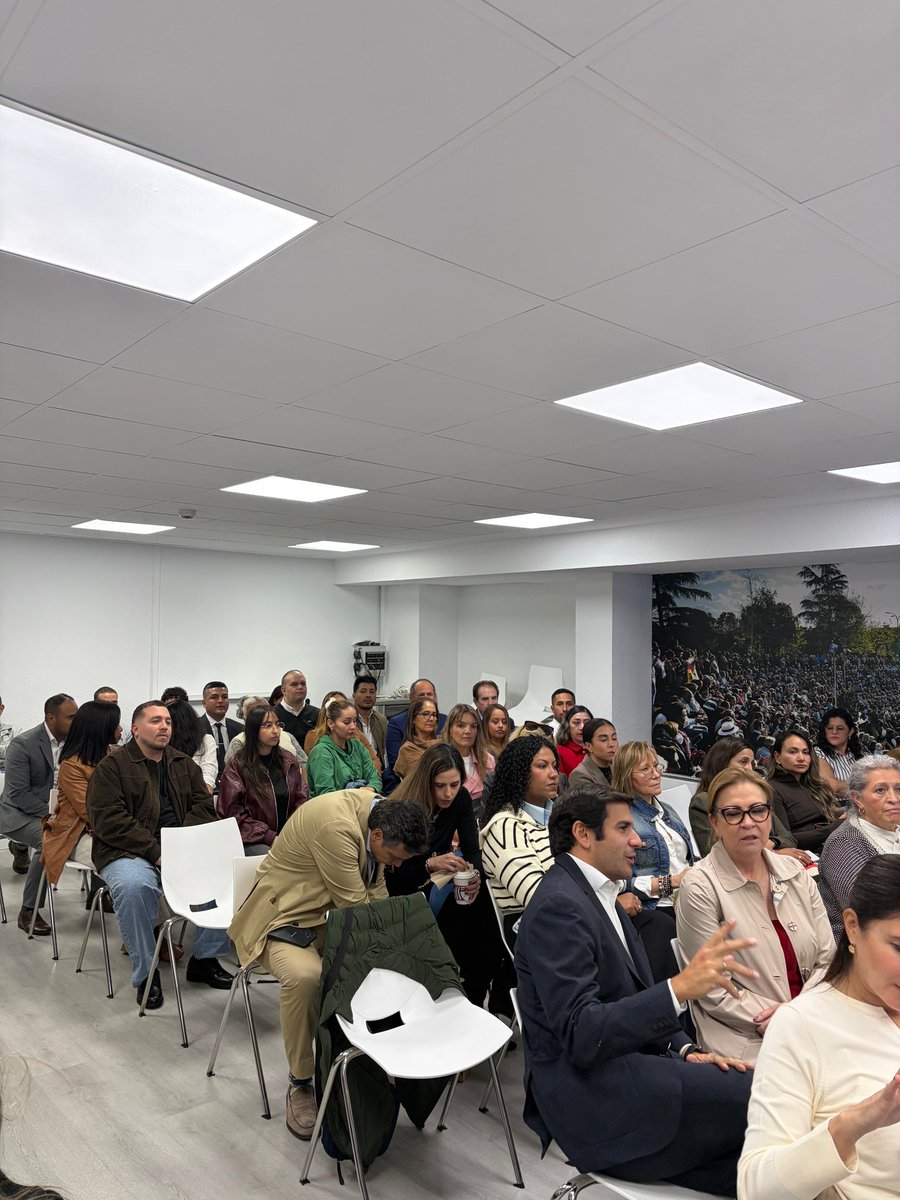 NMadrilenosPP's tweet photo. Los @NMadrilenosPP del @ppmadrid estamos preparados para el próximo 29N. 

Entre comunismo o libertad, siempre con la Libertad. 

@NunezFeijoo es el líder que España necesita. Sánchez tiene los días contados en la Moncloa. https://t.co/bPLJwndrQZ