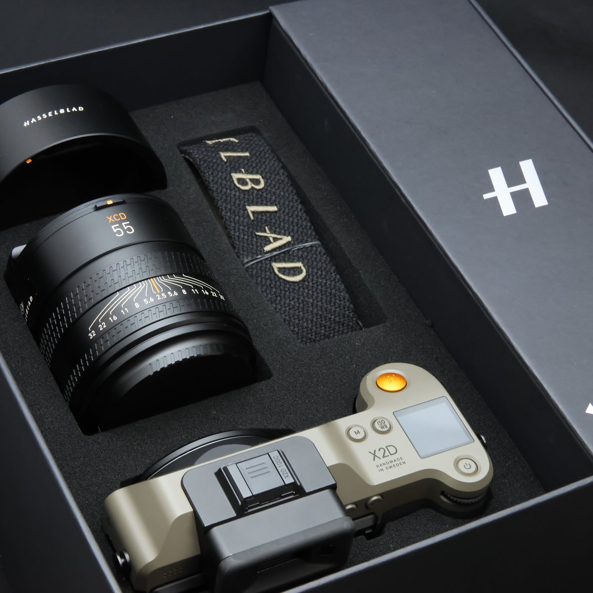 mapcamera's tweet photo. 【今日の逸品】
ずっと眺めていたくなる美しさ…。 
プレミアムコレクションからHASSELBLAD X2D 100C Earth Explorer Limited Editionをご紹介します✨
2024年に全世界1000台限定で生産された特別限定モデル
ツンドラブラウンと灰緑色を組み合わせ、逆境に耐える精神を表現しています✨

🔽 お迎えはこちらから
https://t.co/5z8oPB6pWr

#マップカメラ #プレミアムコレクション