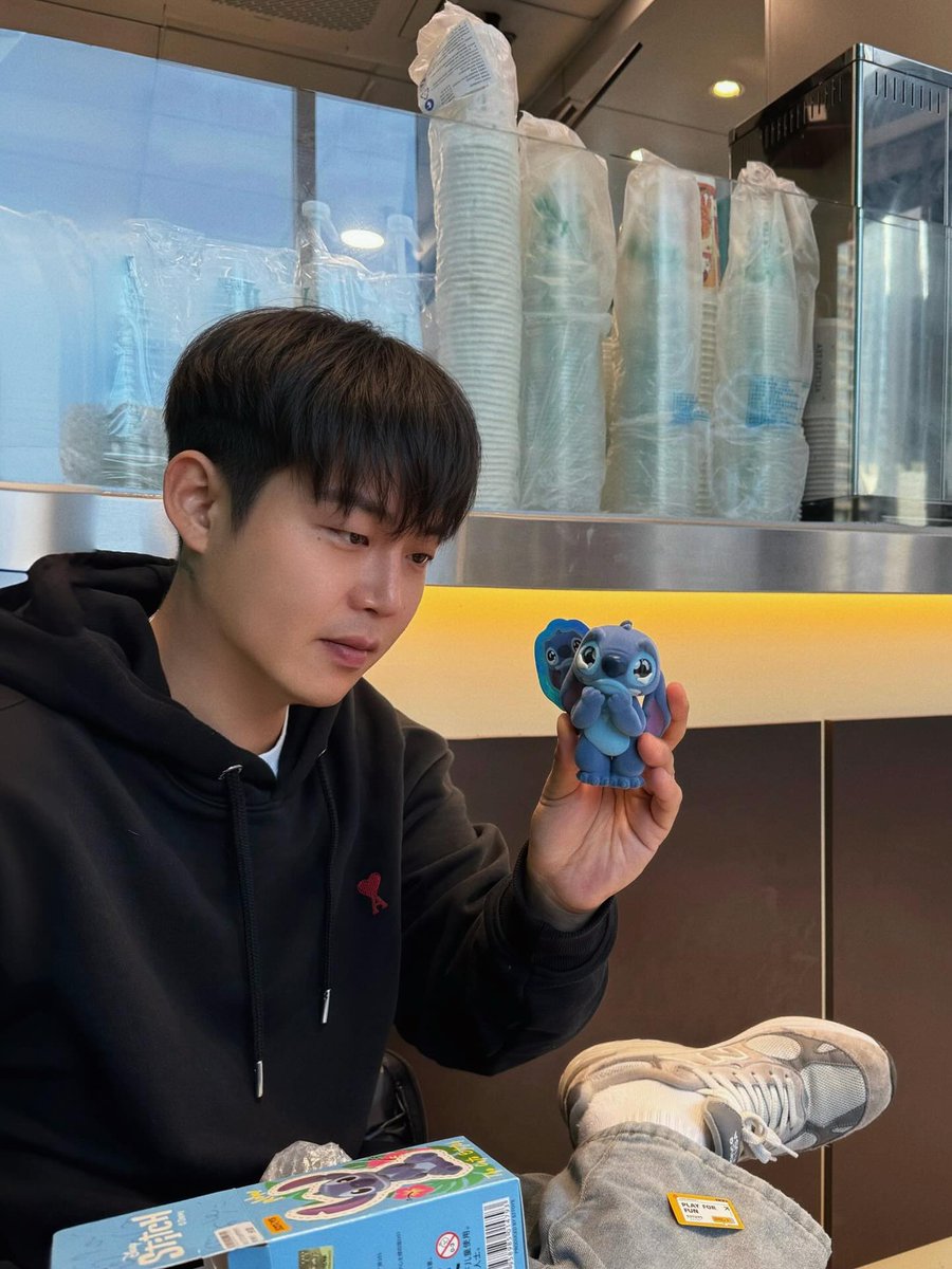 1000josue's tweet photo. 저 우는 스티치만 아니면 된다 했는데 결국 또 스티치 앞에서 무너짐 ㅋㅋ... https://t.co/RFdjhW61Rm