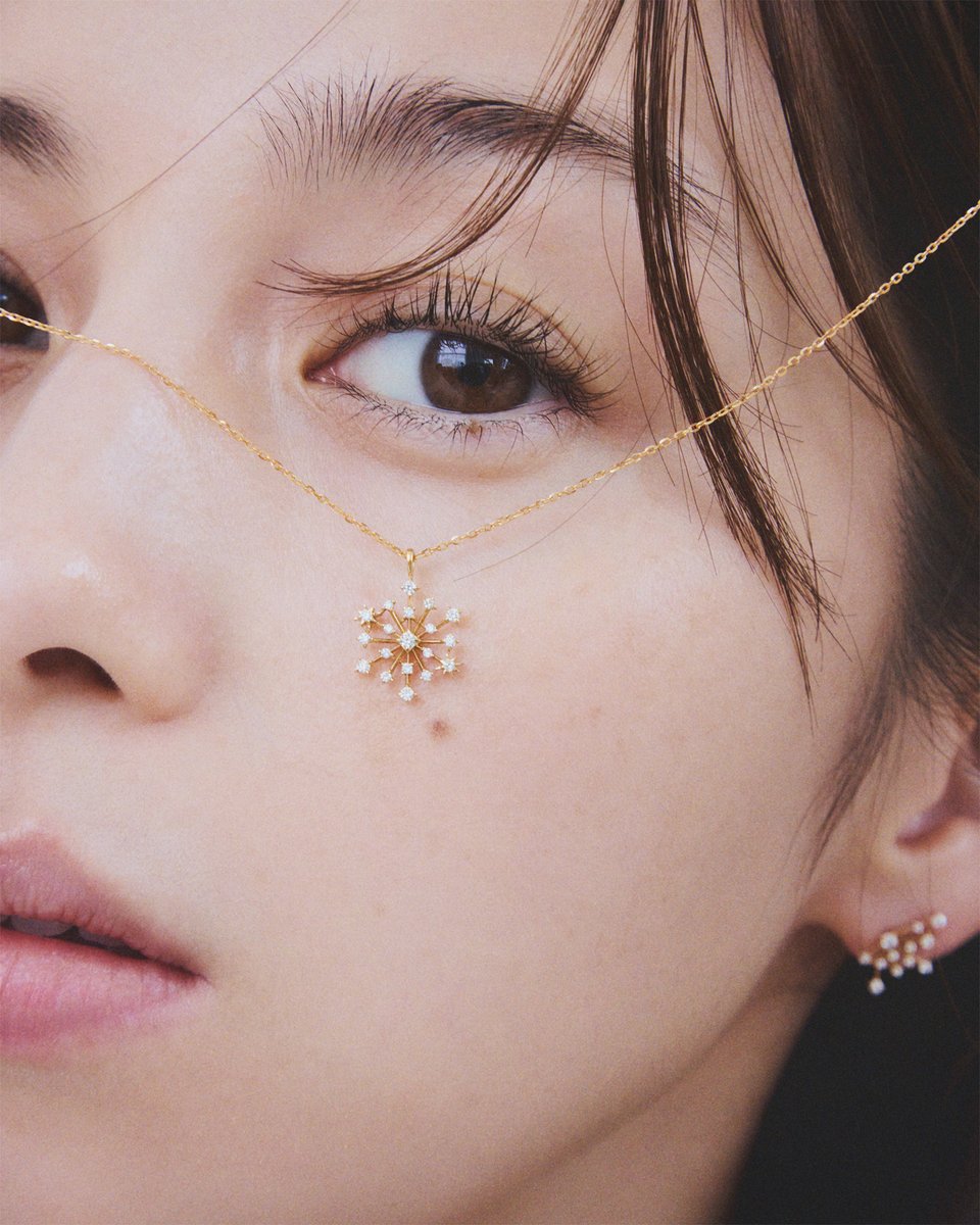 THEFASHIONPOST's tweet photo. 職人によるメイド・イン・ジャパンの熟練した技巧とデザインで長年にわたり愛され続けてきた STAR JEWELRY（スタージュエリー）。「身に着ける人の心を輝かせる」という想いを紡いできたジュエラーは、今年大きな節目となる創業80周年を迎えた。

集大成ともいえるホリデーコレクションのテーマは「PROTOPIA‐Beyond the Stars‐」。夜空に浮かぶ星の輝きを心に宿しながら、昨日よりも今日、今日よりも明日へ、より良い世界へと向かっていく。ダイヤモンドや天然石の煌めきを未来の希望になぞらえたジュエリーには、新たな一歩を踏み出す人の背中を押すポジティブなメッセージが込められている。

今回そんなコレクションを身に纏ったのは、俳優の中条あやみ。再びブランドの世界に足を踏み入れた彼女が、光に満ちたホリデーの1日を過ごす。（第1回／全3回）

#STARJEWELRY #スタージュエリー #中条あやみ #pr
@star_jewelry