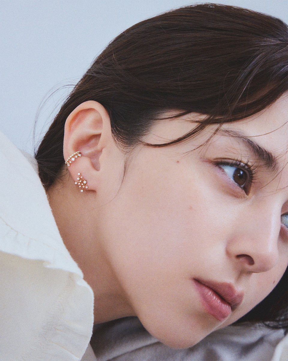THEFASHIONPOST's tweet photo. 職人によるメイド・イン・ジャパンの熟練した技巧とデザインで長年にわたり愛され続けてきた STAR JEWELRY（スタージュエリー）。「身に着ける人の心を輝かせる」という想いを紡いできたジュエラーは、今年大きな節目となる創業80周年を迎えた。

集大成ともいえるホリデーコレクションのテーマは「PROTOPIA‐Beyond the Stars‐」。夜空に浮かぶ星の輝きを心に宿しながら、昨日よりも今日、今日よりも明日へ、より良い世界へと向かっていく。ダイヤモンドや天然石の煌めきを未来の希望になぞらえたジュエリーには、新たな一歩を踏み出す人の背中を押すポジティブなメッセージが込められている。

今回そんなコレクションを身に纏ったのは、俳優の中条あやみ。再びブランドの世界に足を踏み入れた彼女が、光に満ちたホリデーの1日を過ごす。（第1回／全3回）

#STARJEWELRY #スタージュエリー #中条あやみ #pr
@star_jewelry
