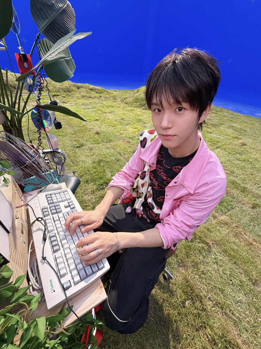 nctwishofficial's tweet photo. *ᵗᵃᵖ🧑‍💻🌳

EVERYTHING, ALL AT ONCE, NEO
https://t.co/LrMbZwt0Ol

#NCTWISH #ISPY
#NCTWISH_ISPY
#NCT_10TH_ANNIVERSARY https://t.co/Mwd9XtWDga